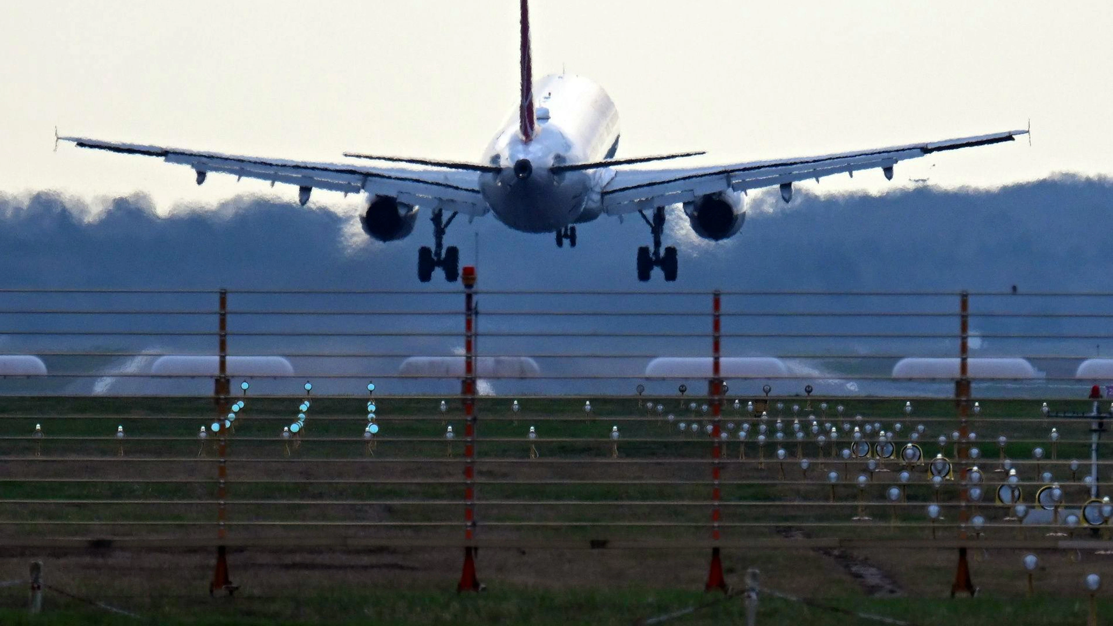 Ein Flugzeug auf dem Weg nach Manchester musste aufgrund einer randalierenden Passagierin auf dem Flughafen Köln/Bonn zwischenlanden.