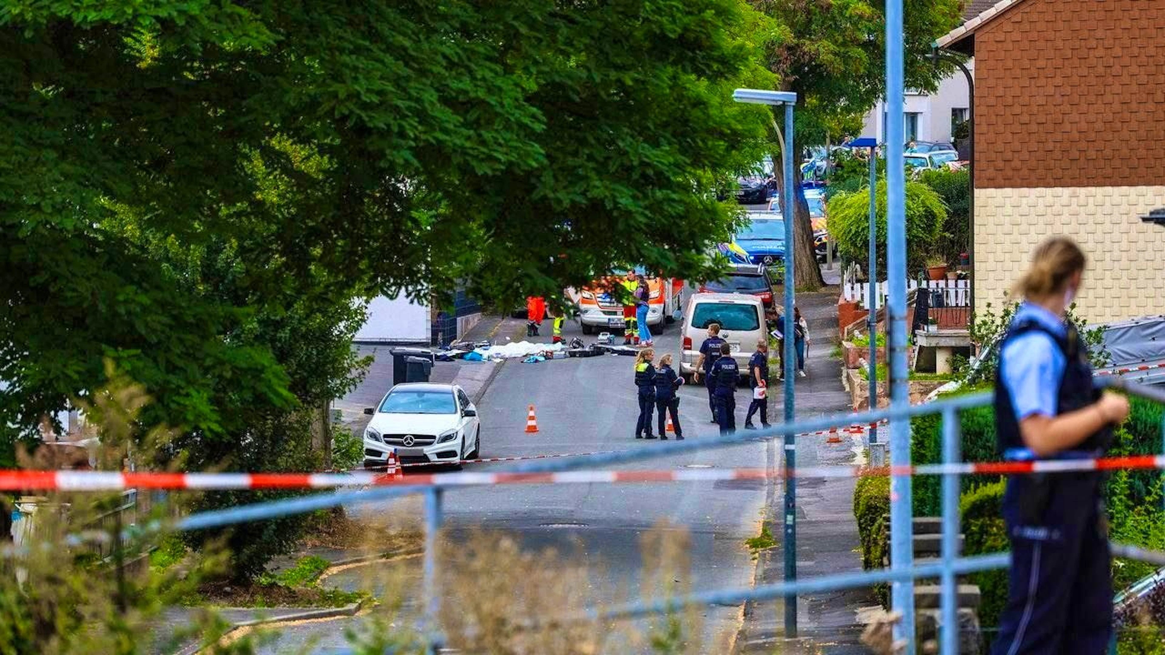 Police and emergency services are deployed at a crime scene. Police are on a large-scale operation after shots were fired in Menden in the Sauerland region. Photo: Alex Talash/dpa