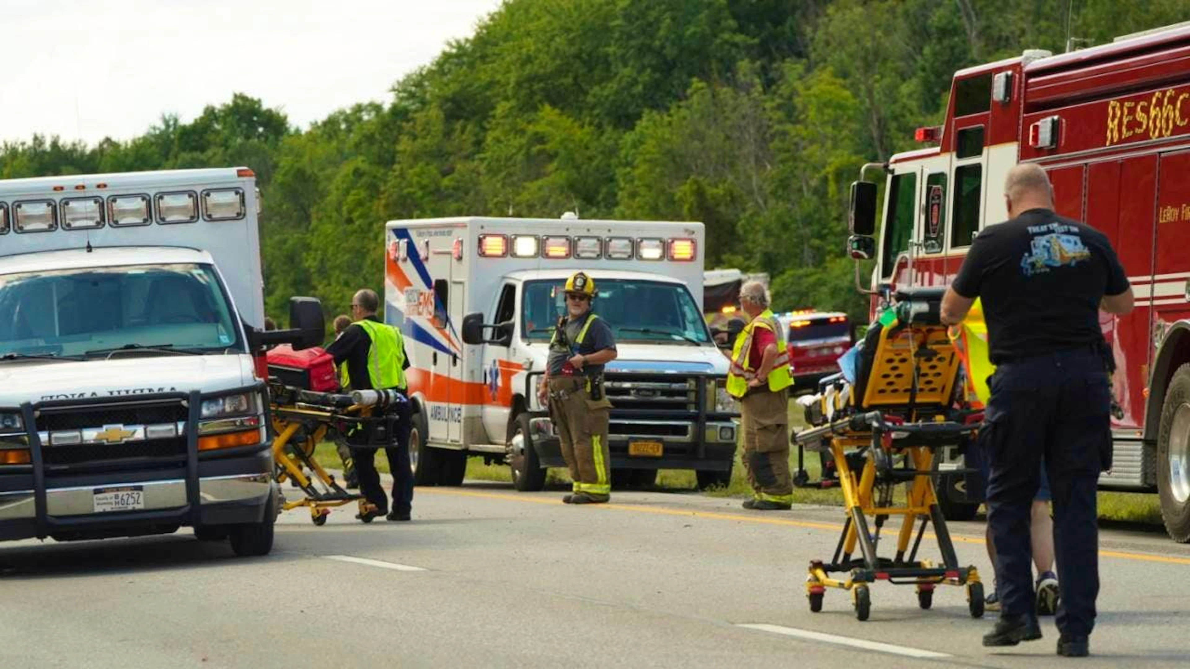 Rettungskräfte arbeiten an der Unfallstelle eines Reisebusses, der sich in der Nähe von Pembroke, N.Y., überschlagen hat. Foto: Libby March/Buffalo News/AP/dpa