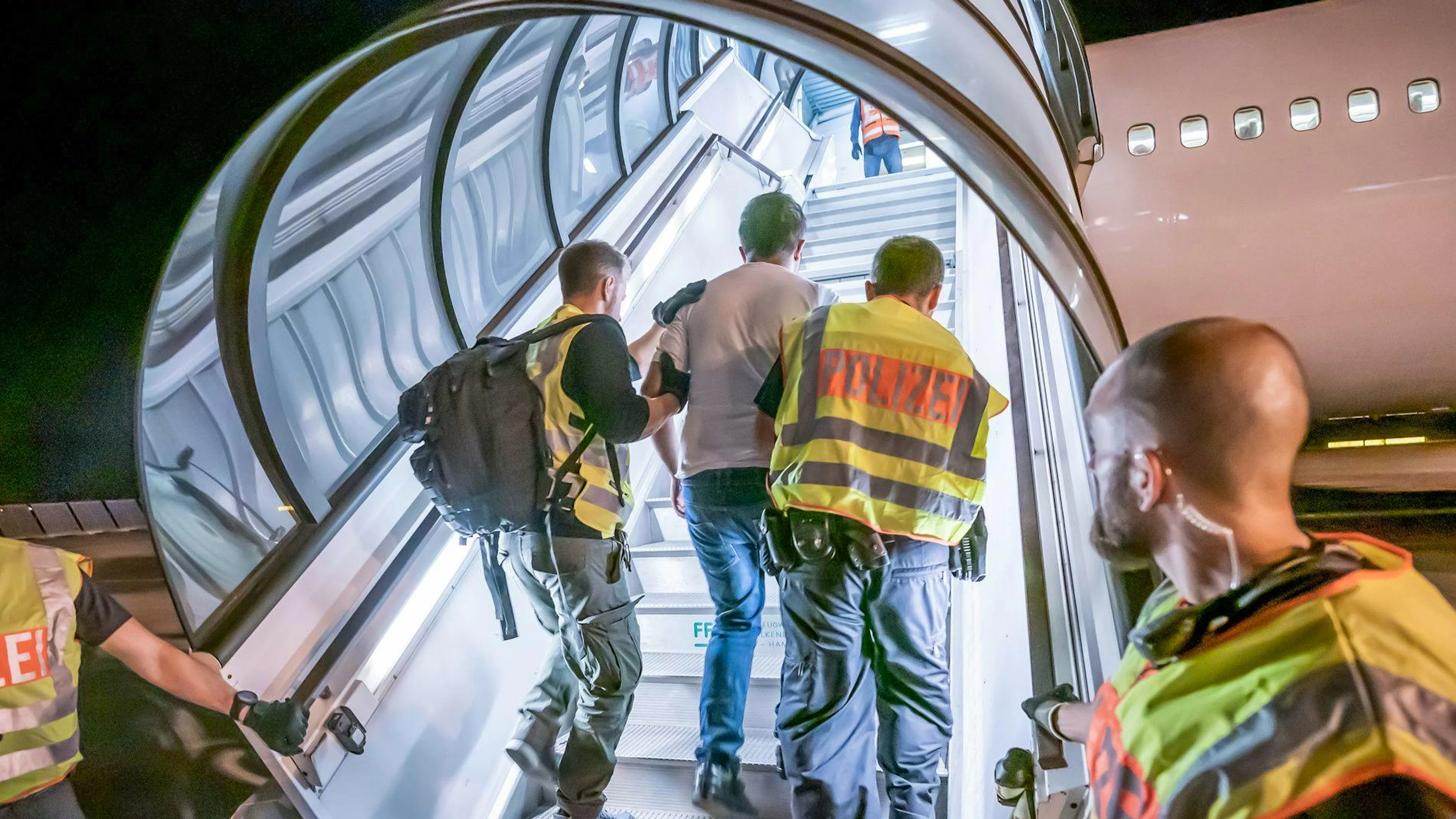 Abschiebe-Flug nach Afghanistan im deutschen Leipzig: Ähnliche Bilder könnte es bald aus der Schweiz geben.