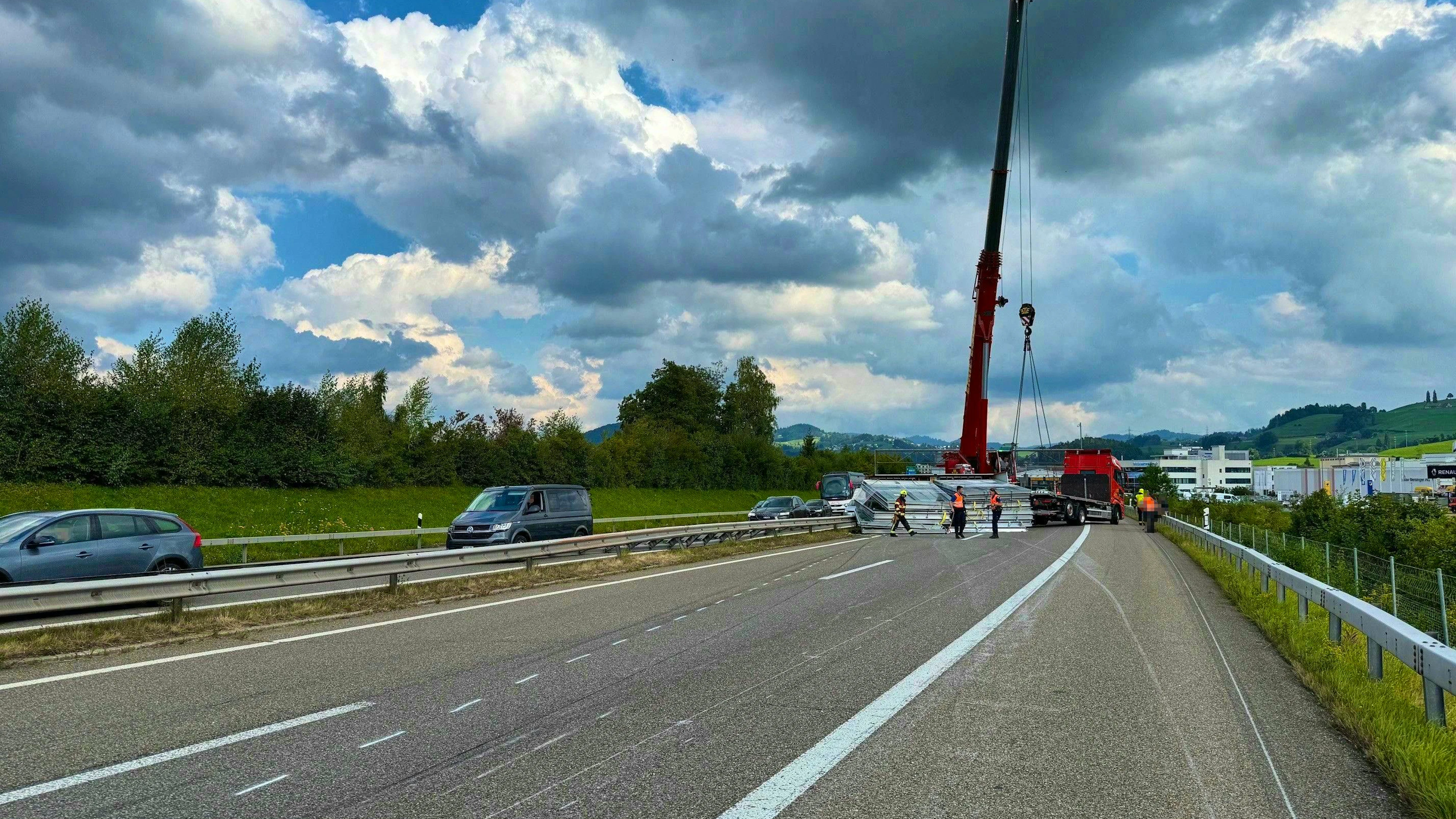 The vehicle tipped to one side and blocked the A1 near Gossau in the direction of St.Gallen-Winkeln.