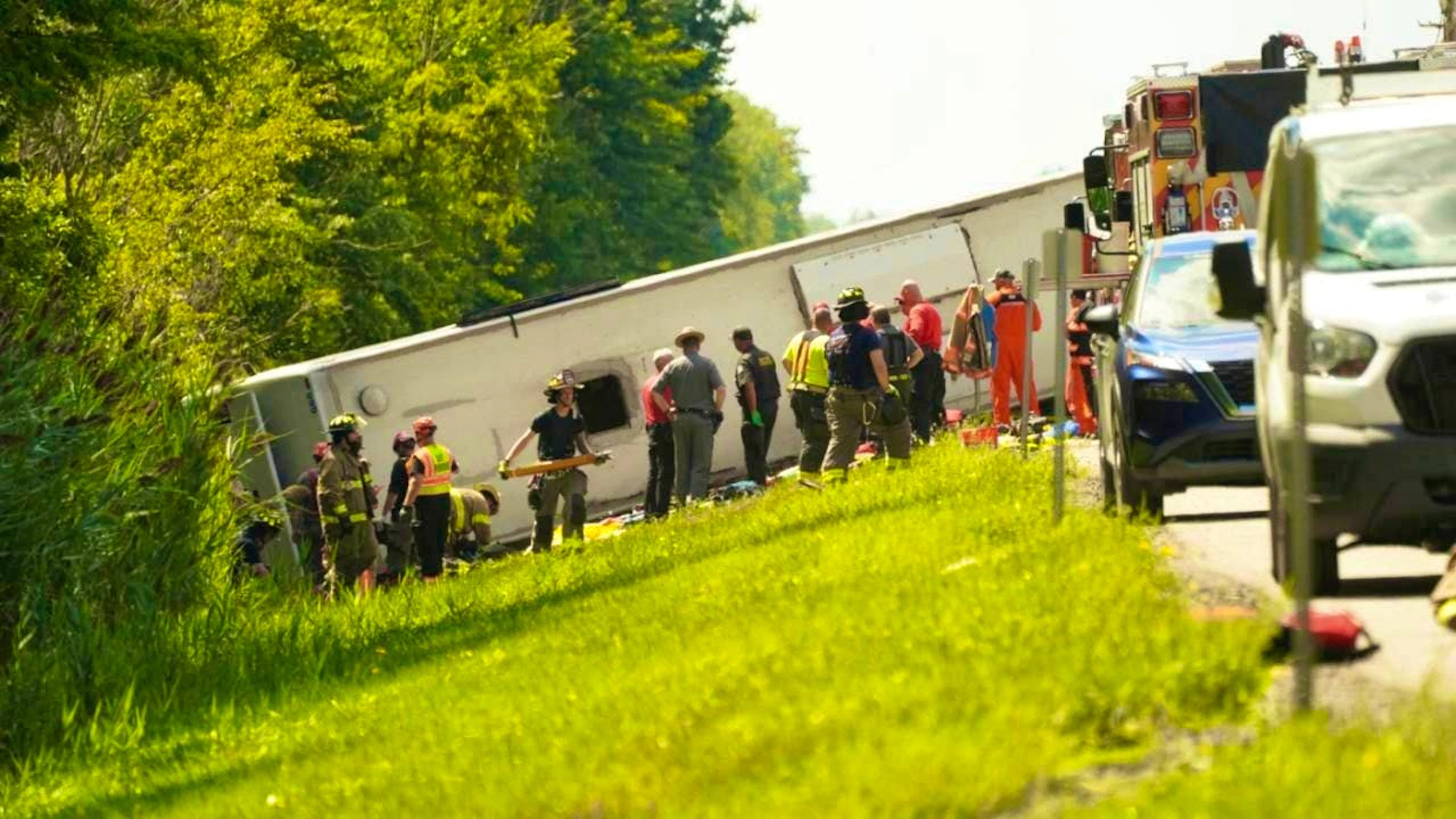 Rescue workers work to recover the victims after the accident of a tour bus. Photo: Libby March/Buffalo News/AP/dpa