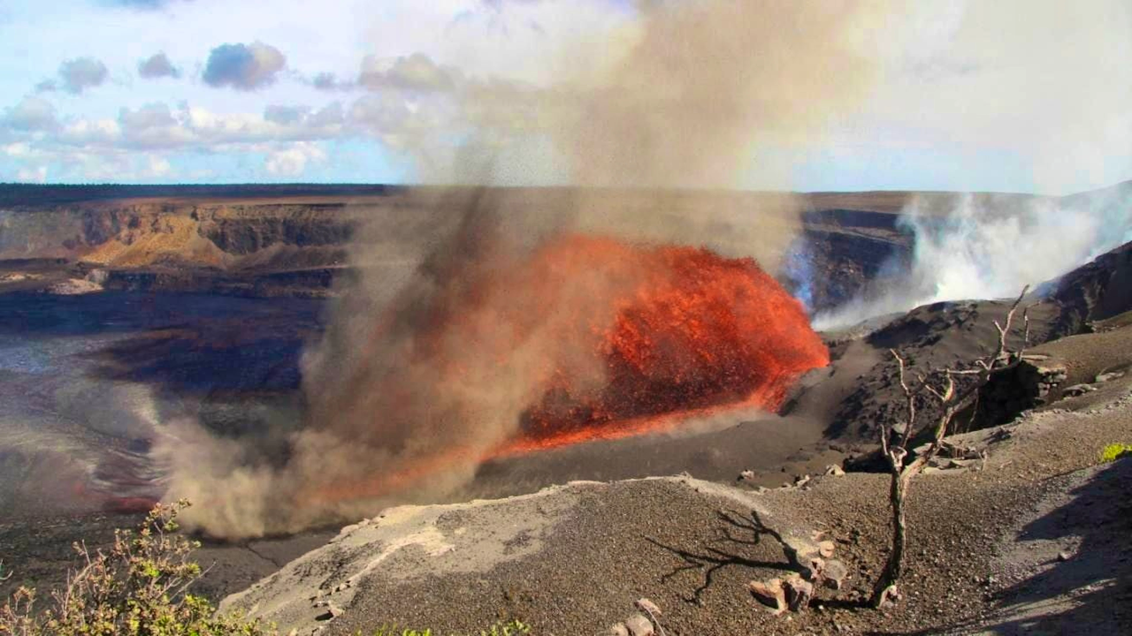 HANDOUT - This image released by the U.S. Geological Survey shows the Kilauea volcano spewing lava. Photo: M. Zoeller/U.S. Geological Survey/AP/dpa - ATTENTION: For editorial use only in connection with current reporting and only with full attribution to the above credit