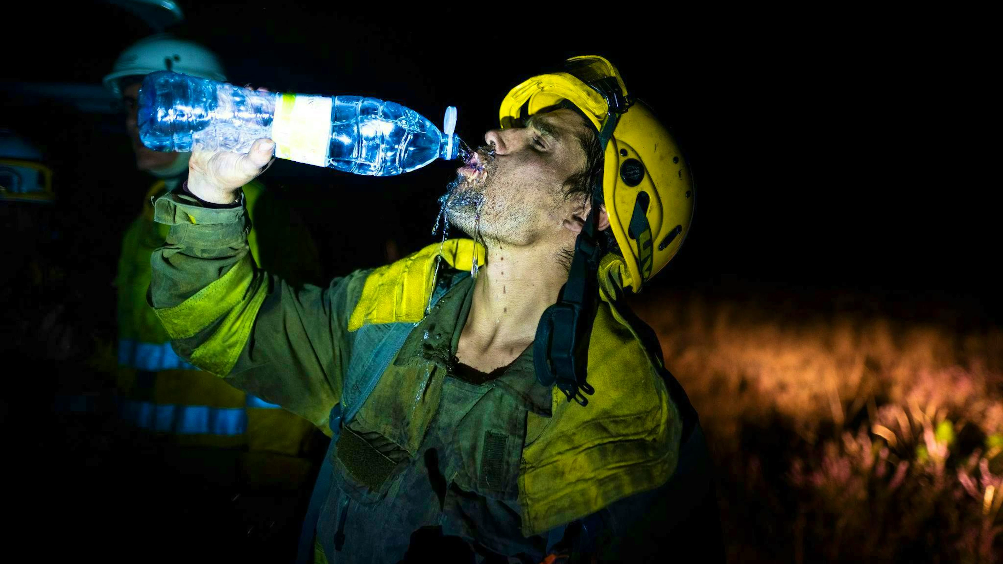In many regions of Spain, firefighters have been battling the flames for a long time. 