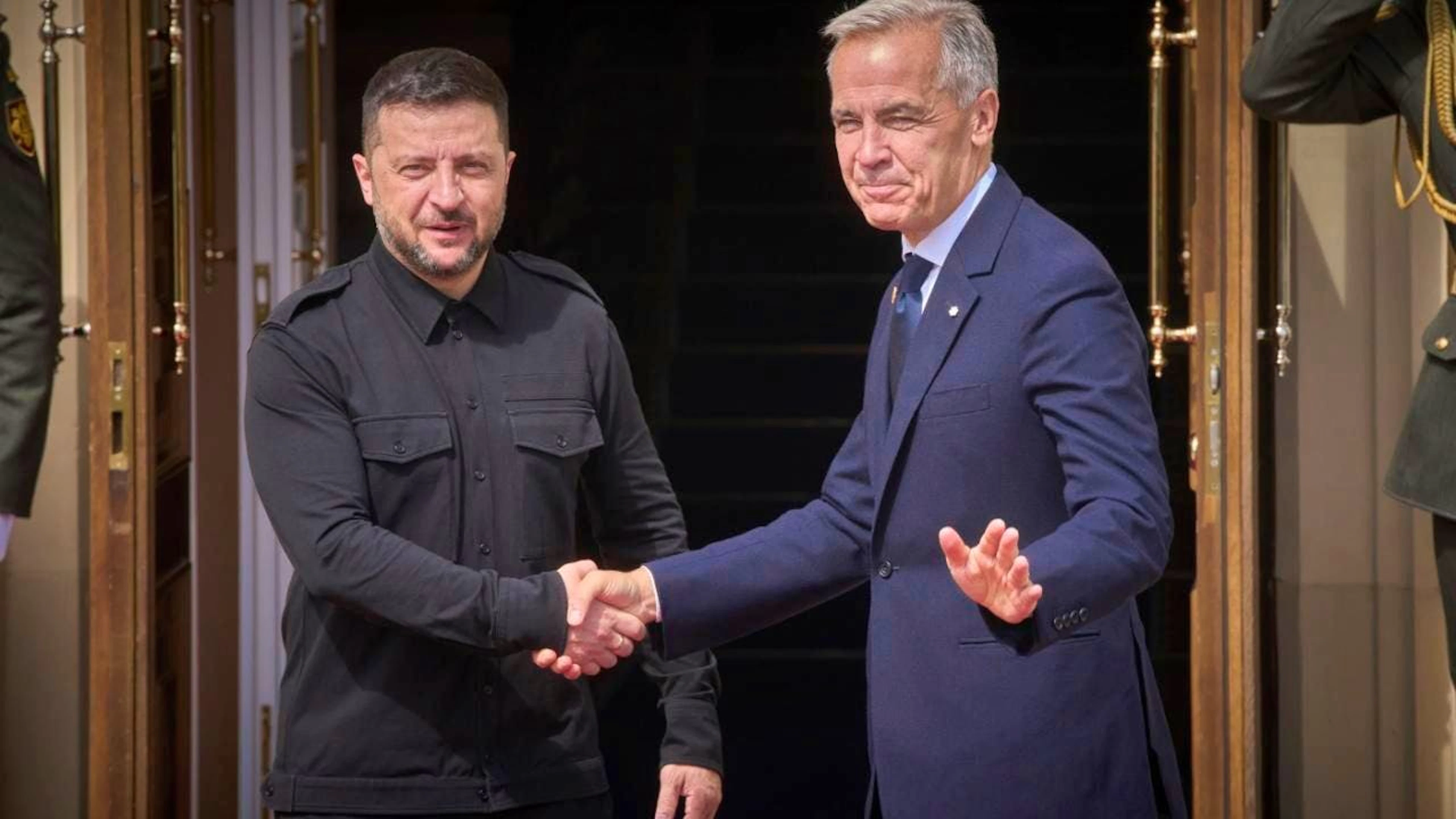 Mark Carney (r), Premierminister von Kanada, und Wolodymyr Selenskyj, Präsident der Ukraine reichen sich die Hand vor ihrem Gespräch. Foto: Efrem Lukatsky/AP/dpa