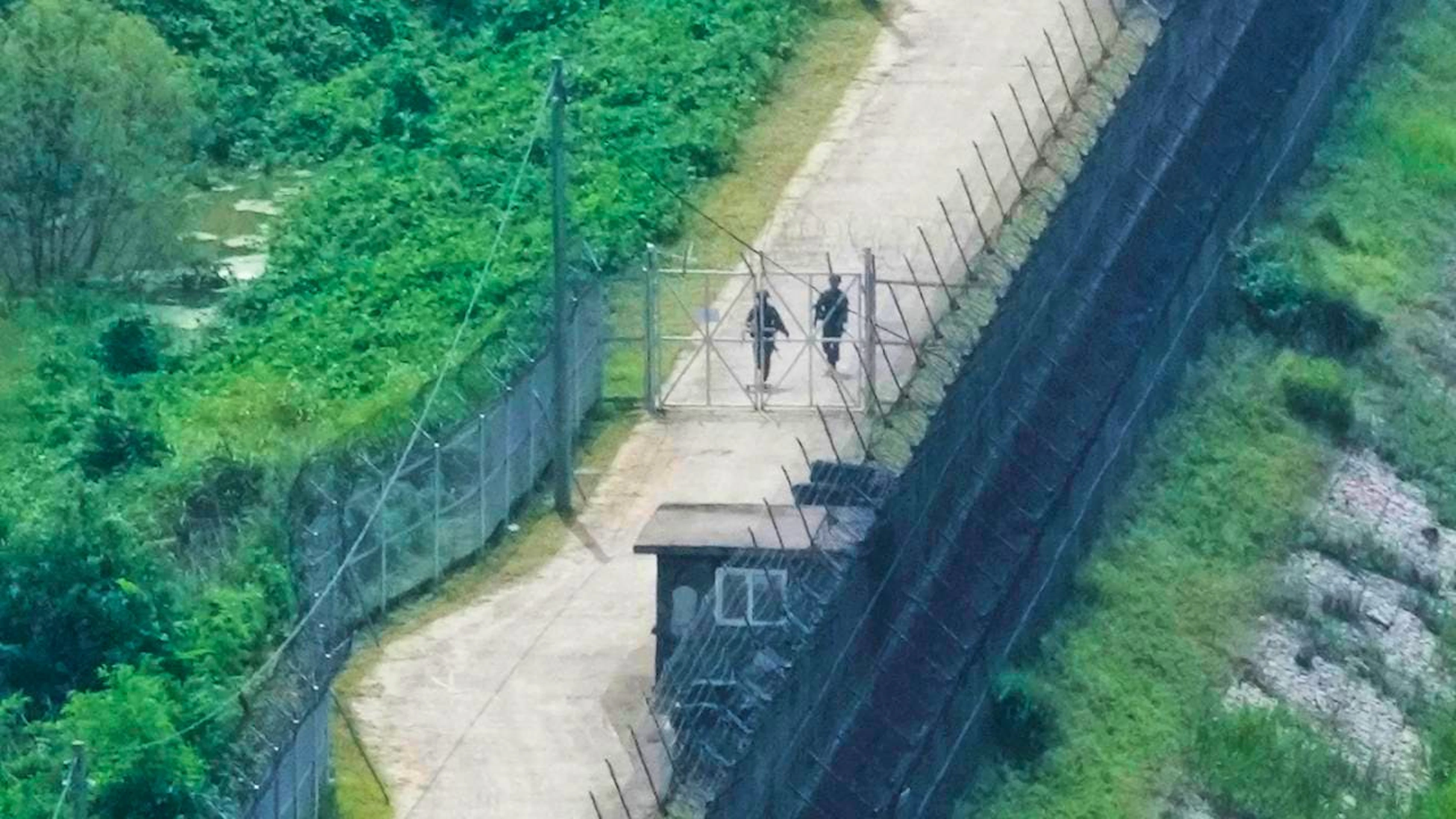 ARCHIV - Soldaten der südkoreanischen Armee patrouillieren entlang des Stacheldrahtzauns in Paju, Südkorea, nahe der Grenze zu Nordkorea. Foto: Ahn Young-joon/AP/dpa