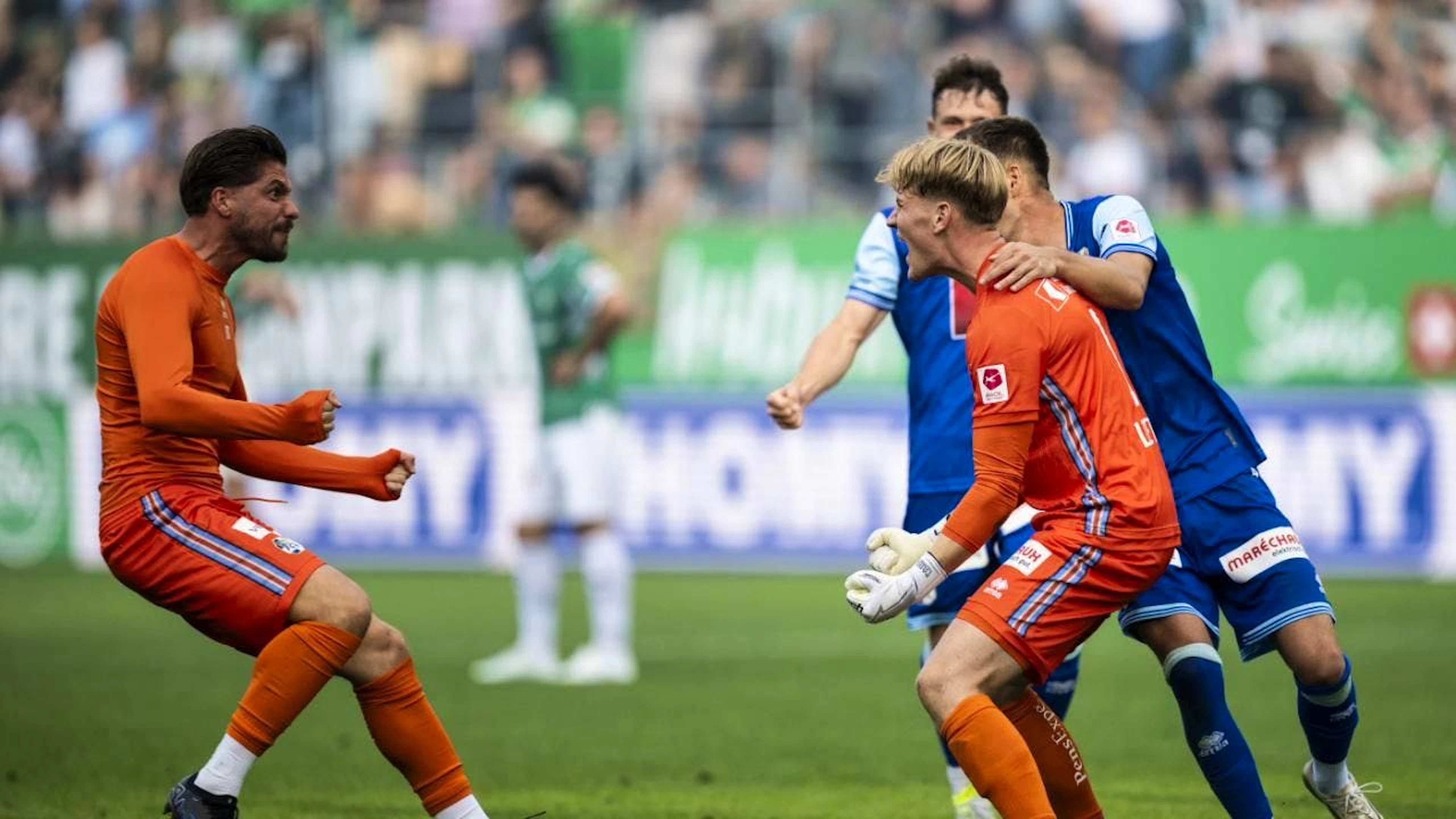 Luzerns Goalie Pascal Loretz ist beim Sieg gegen St. Gallen der umjubelte Held