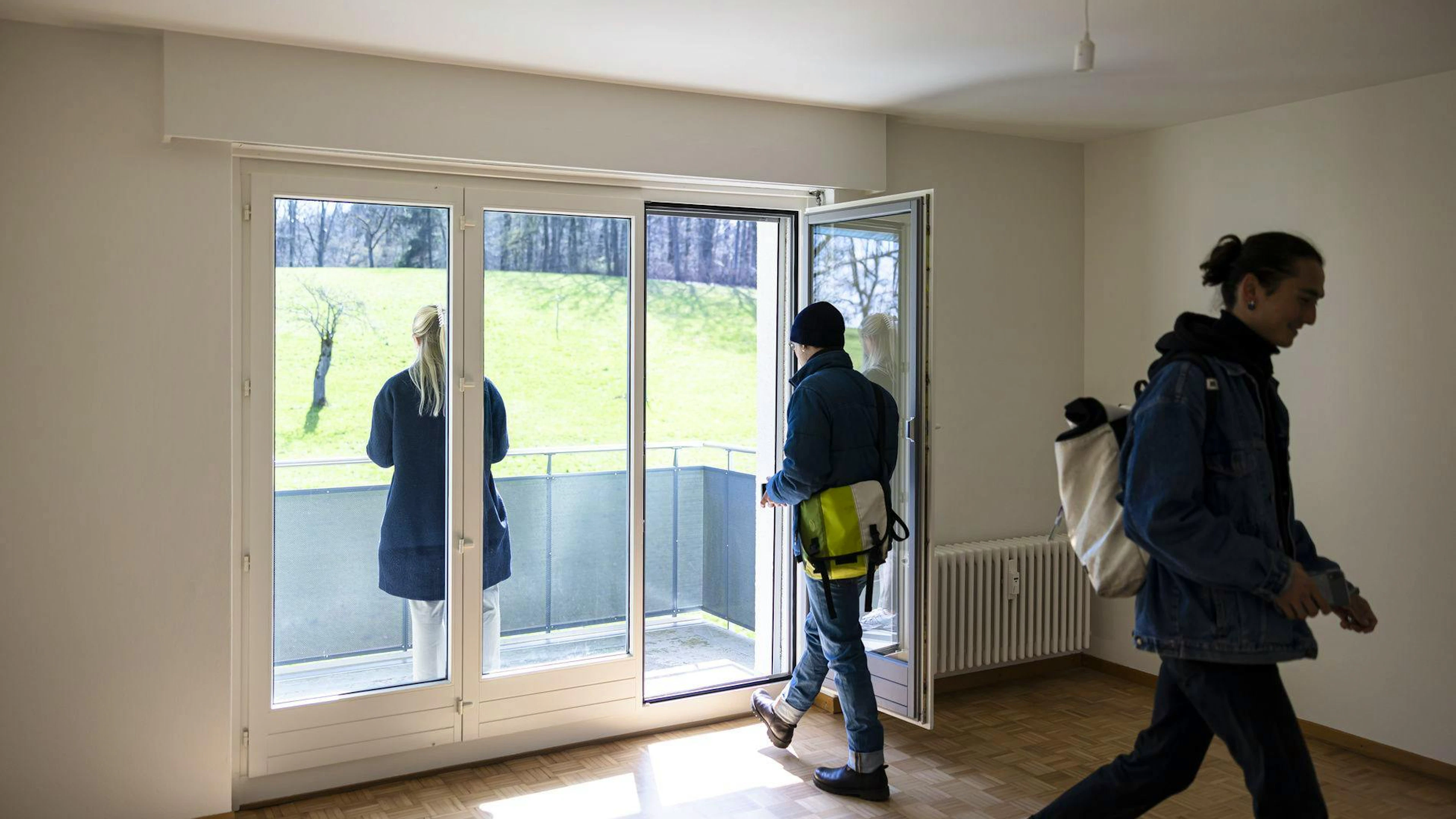 Wohnungsbesichtigng in Zürich: Wr zügeln muss, wird für die Miete tiefer in die Tasche greifen müssen.