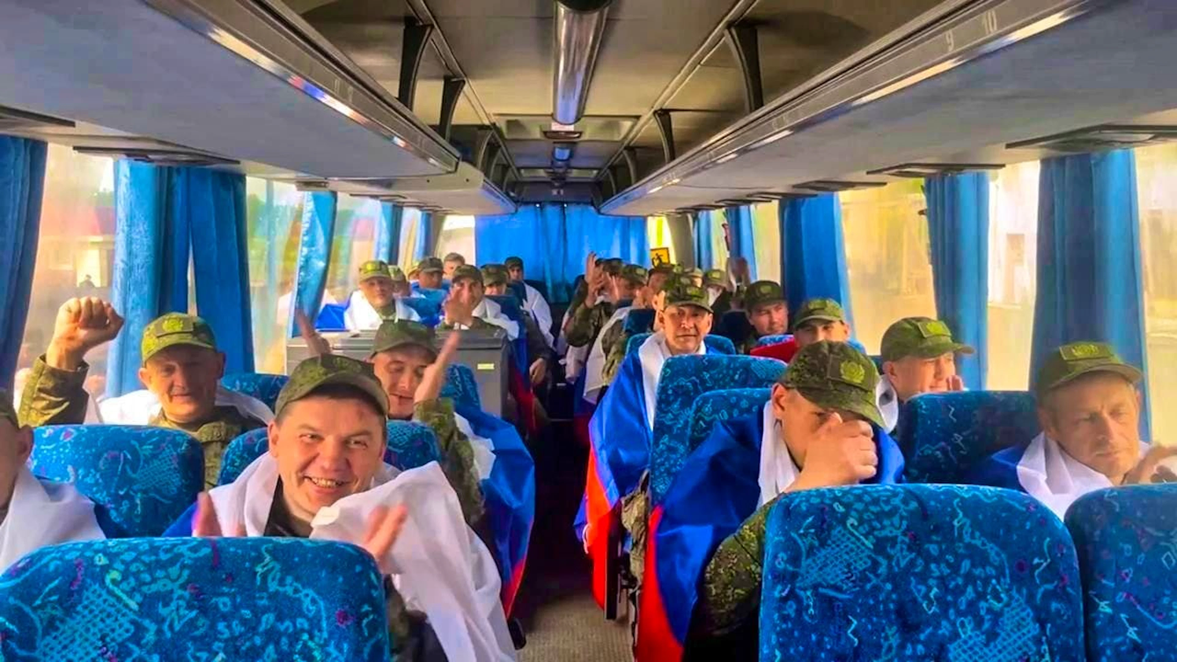 HANDOUT - In this video released by the Russian Defense Ministry press service, Russian soldiers sit on a bus with Russian national flags after returning from captivity as part of a prisoner of war exchange between Russia and Ukraine. Photo: Uncredited/Russian Defense Ministry Press S/dpa