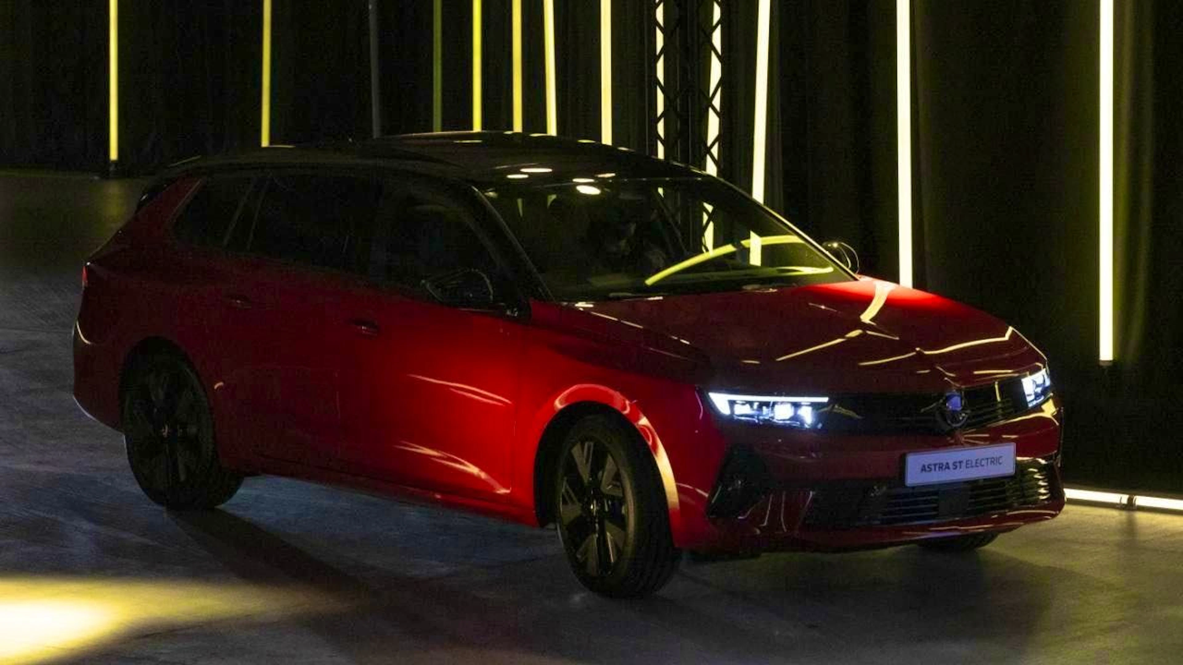 The German car manufacturer Opel has adapted its electric strategy. Opel combustion models will therefore be available beyond 2028.(archive image)