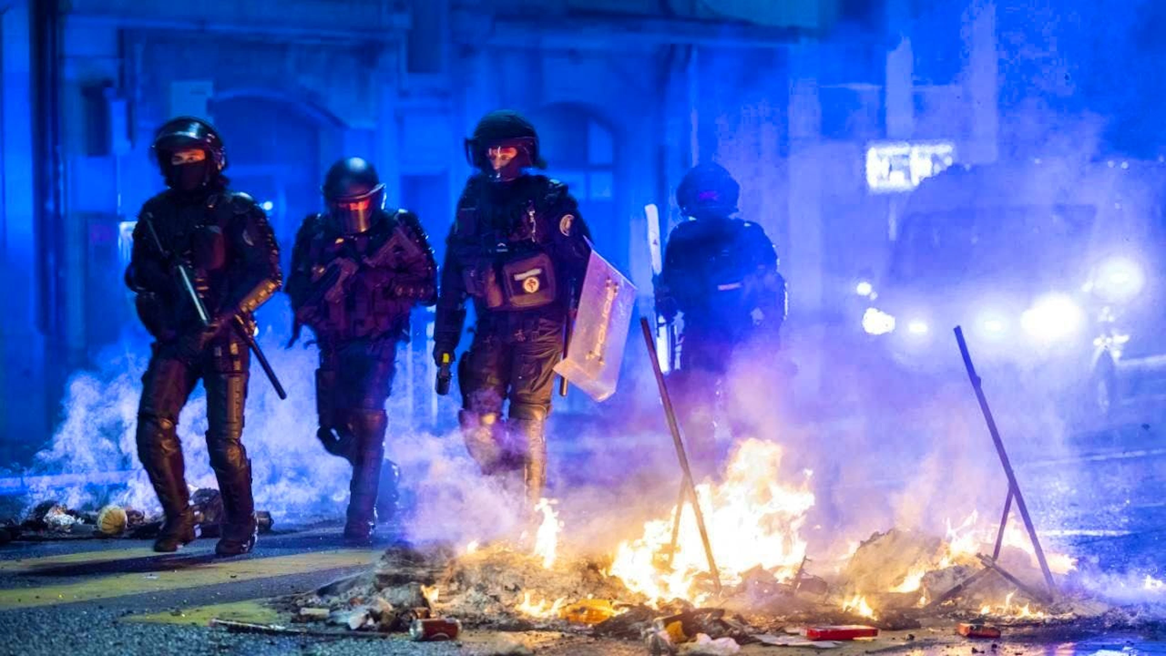 Emergency services in Lausanne: two nights of street battles between youths and police.