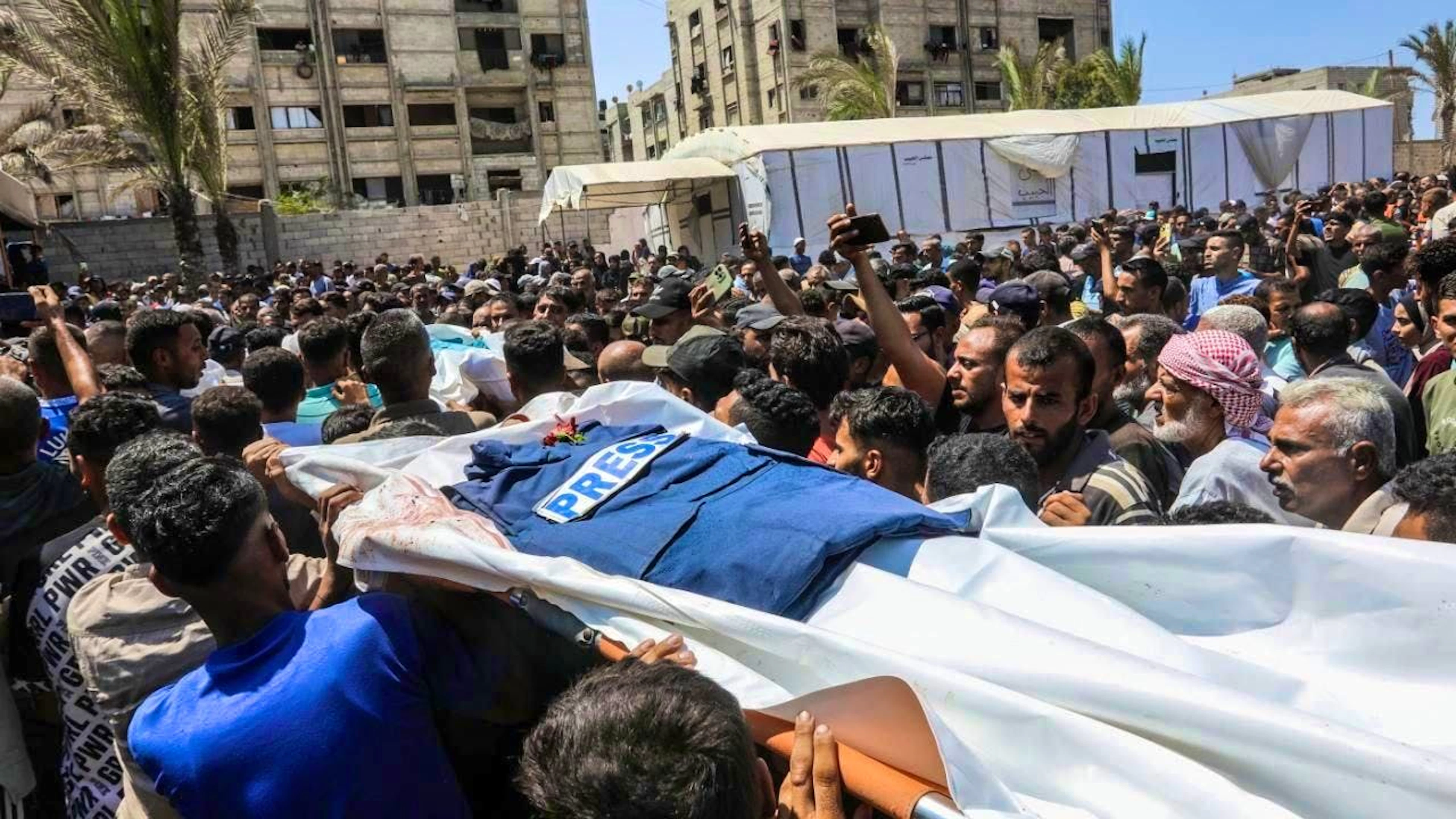 dpatopbilder - Palestinians carry the body of a journalist who was killed in an Israeli attack on Nasser Hospital. Photo: Abed Rahim Khatib/dpa
