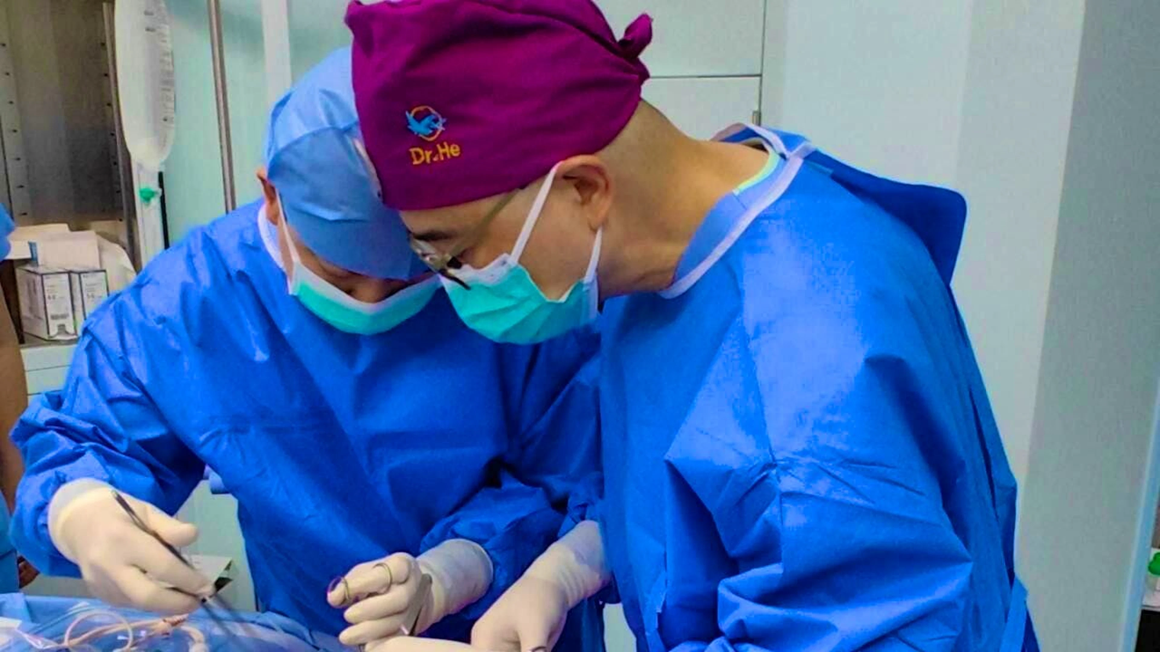 The Chinese research team cleans the air channel of a pig's lung before transplanting it into a human.