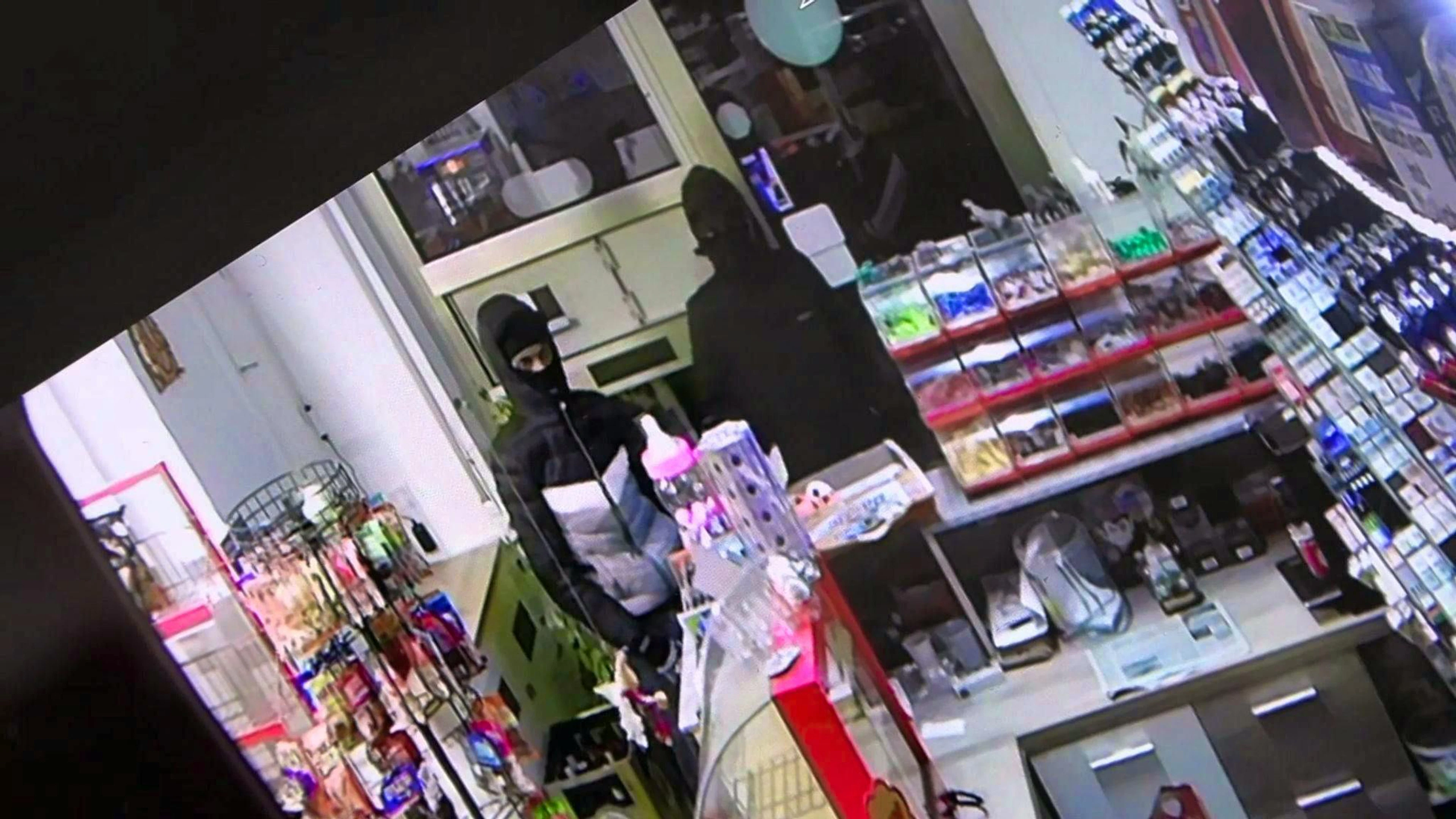 Two armed robbers looked old in a kiosk in Wuppertal, Germany.