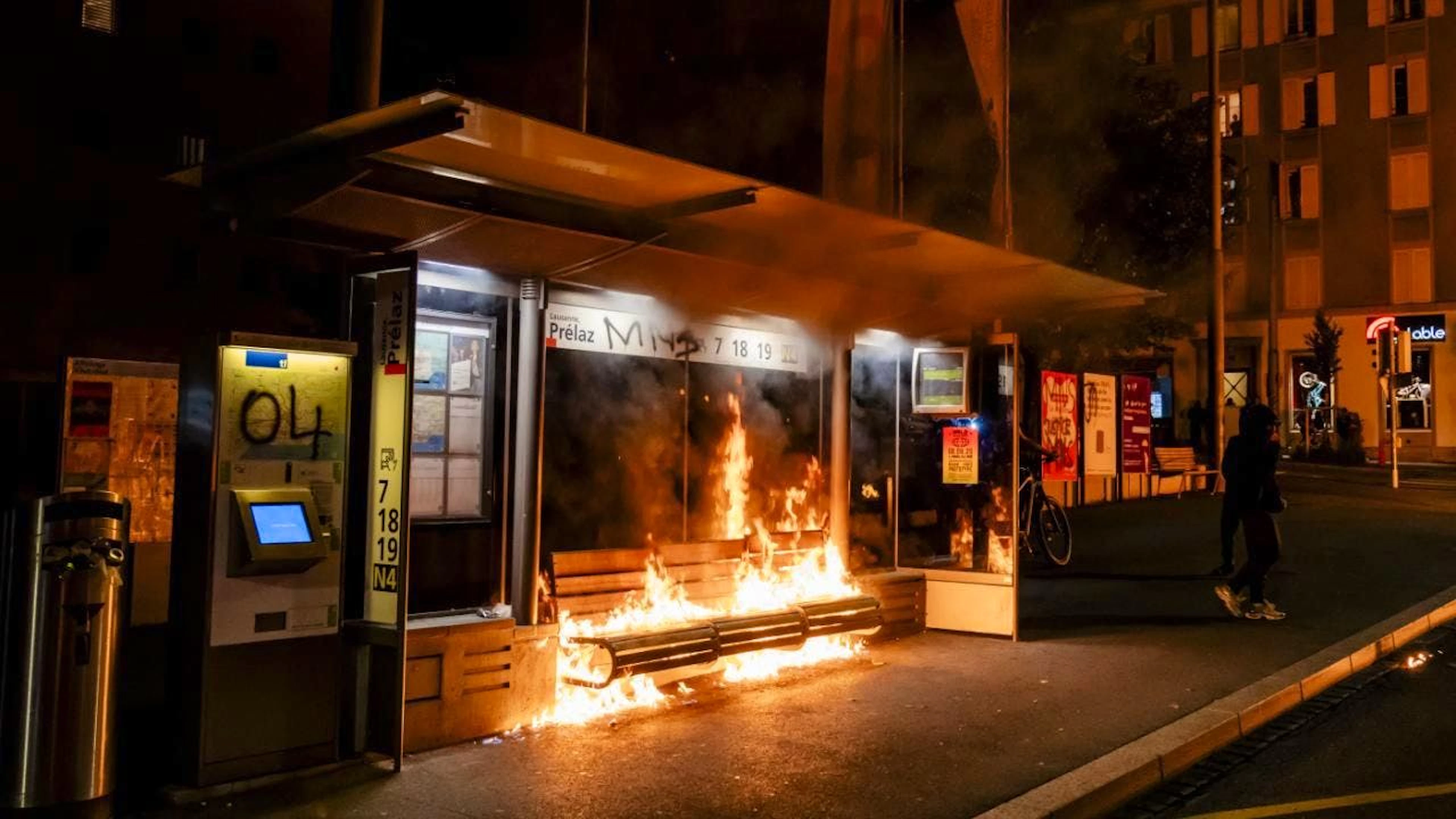 Eine Bushaltestelle im Quartier Prélaz steht in Flammen.