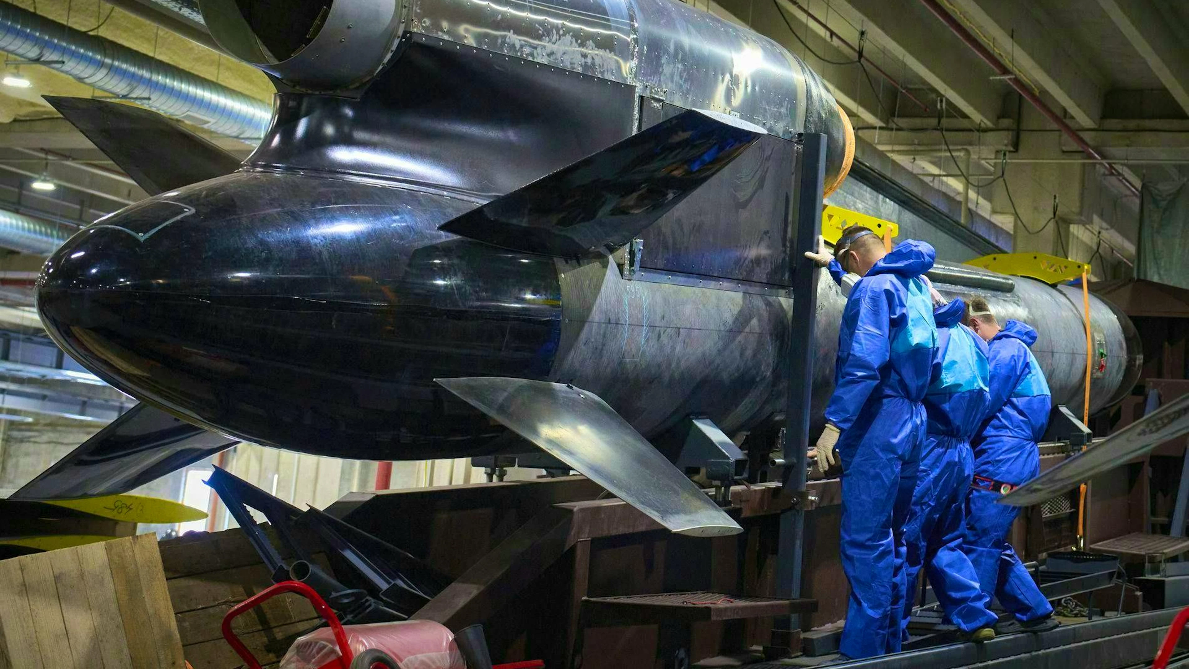 The 12 to 14-metre-long missile is accelerated by an engine to a maximum speed of 950 km/h and can carry 1.1 tons of explosives over 3000 kilometers.