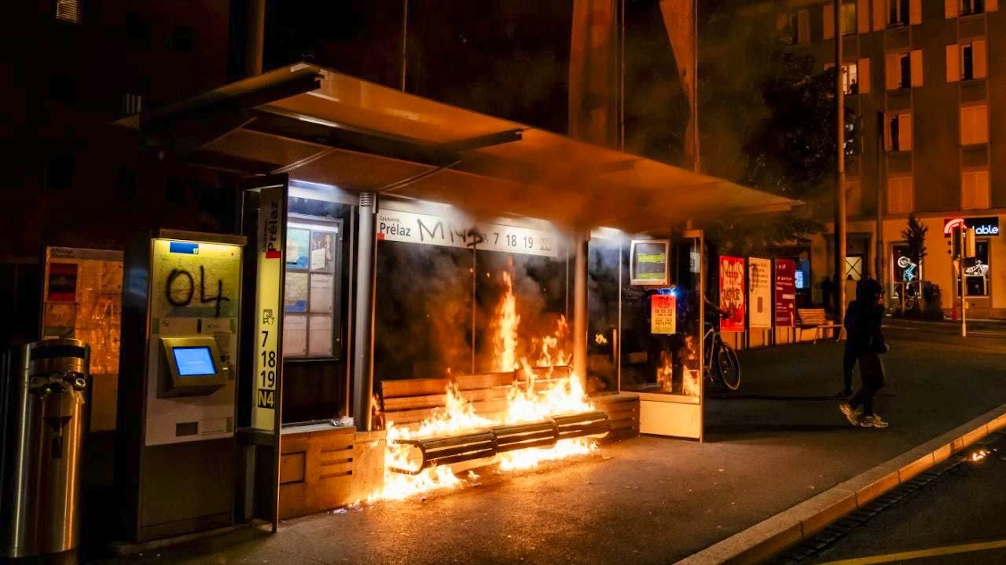 A bus stop in the Prélaz district is on fire.