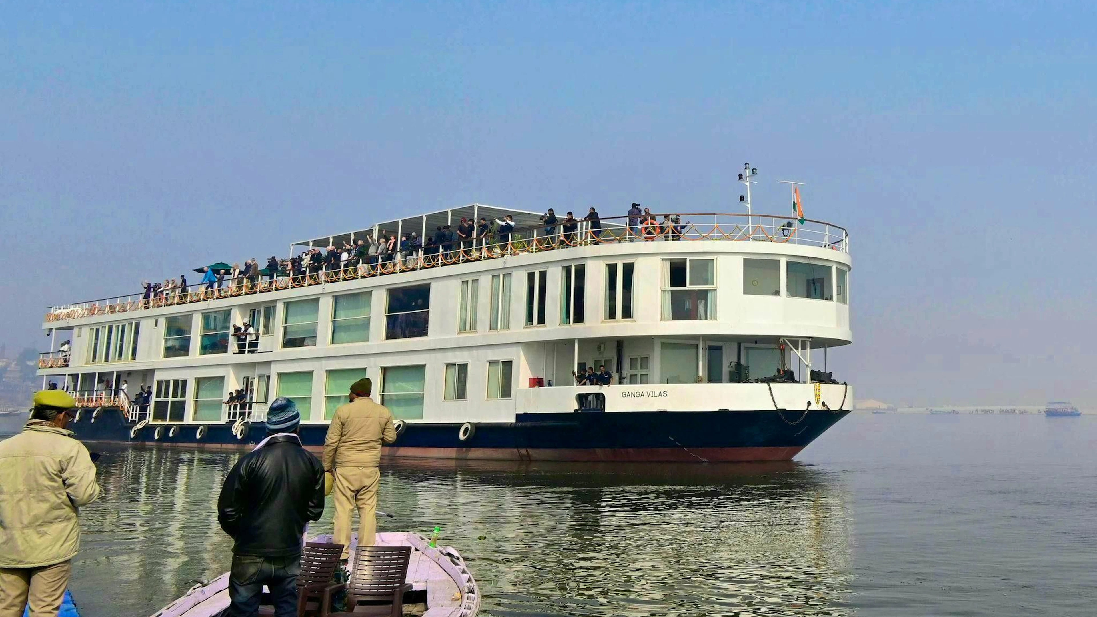 Bateau suisse de croisière fluviale échoué à Bonn