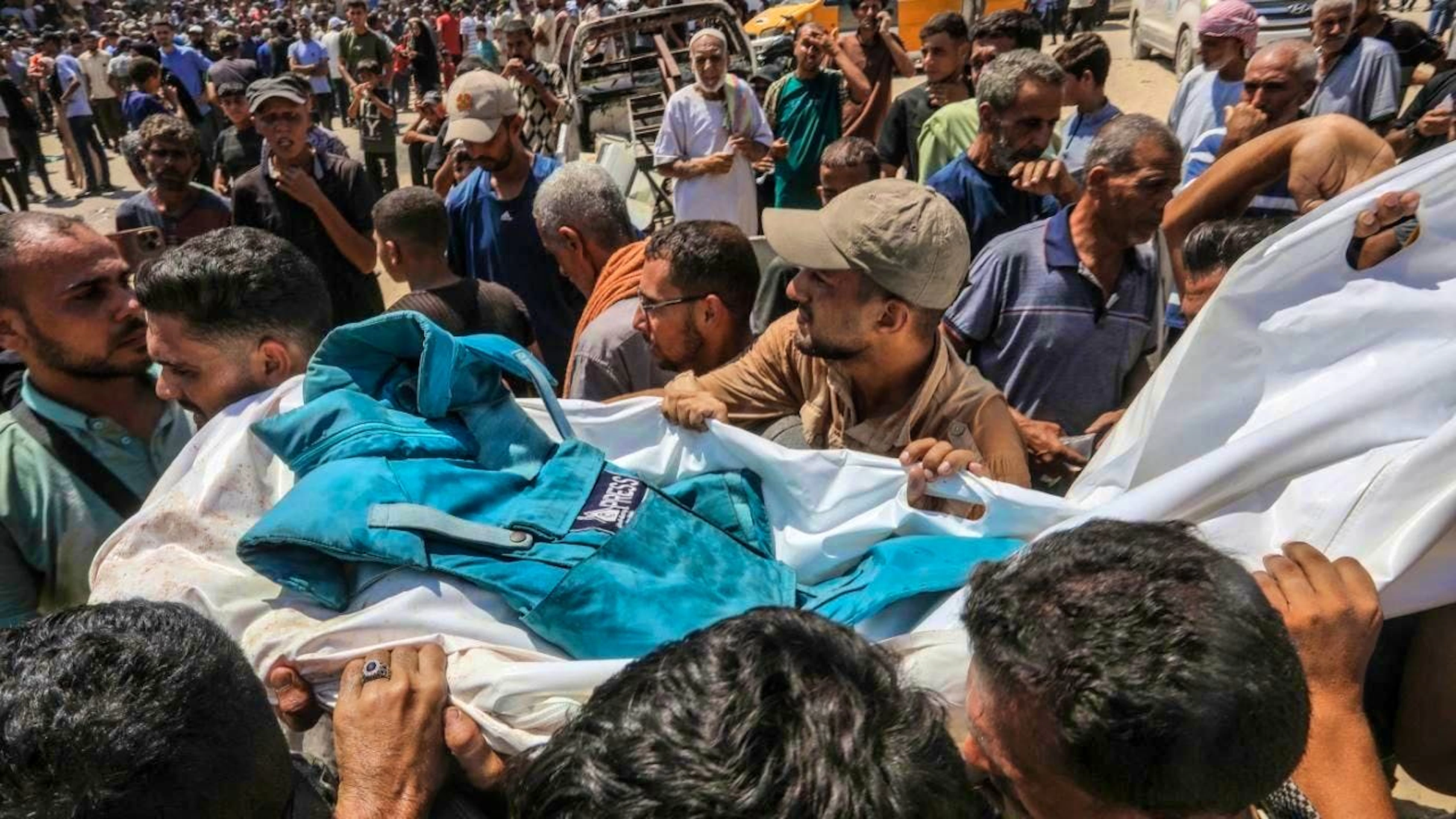 Palestinians carry the body of a journalist who was killed in an Israeli attack on Nasser Hospital. Photo: Abed Rahim Khatib/dpa
