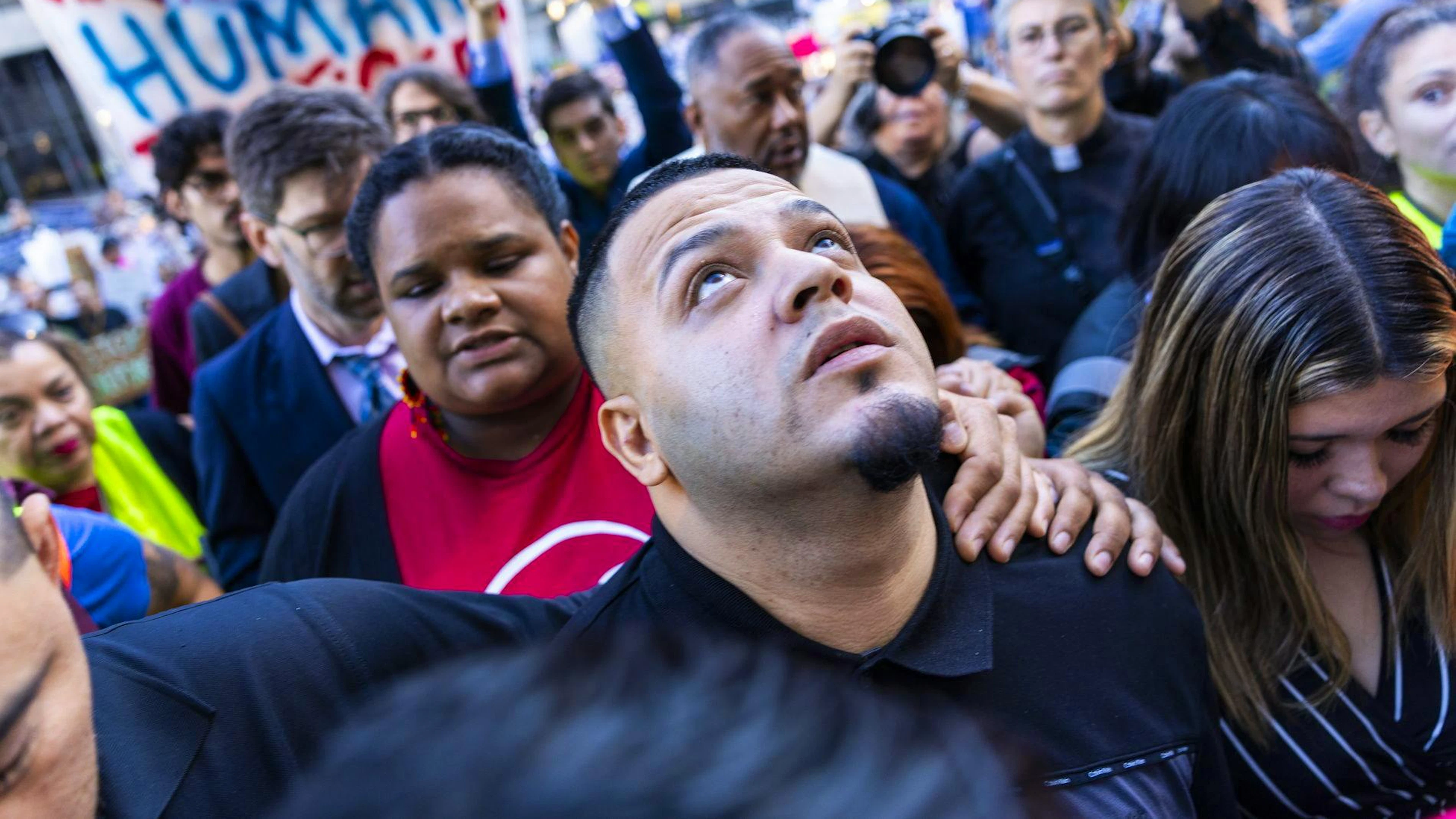 Kilmar Abrego Garcia (Mitte) wurde von den US-Behörden erneut festgenommen und soll nach Uganda abgeschoben werden.