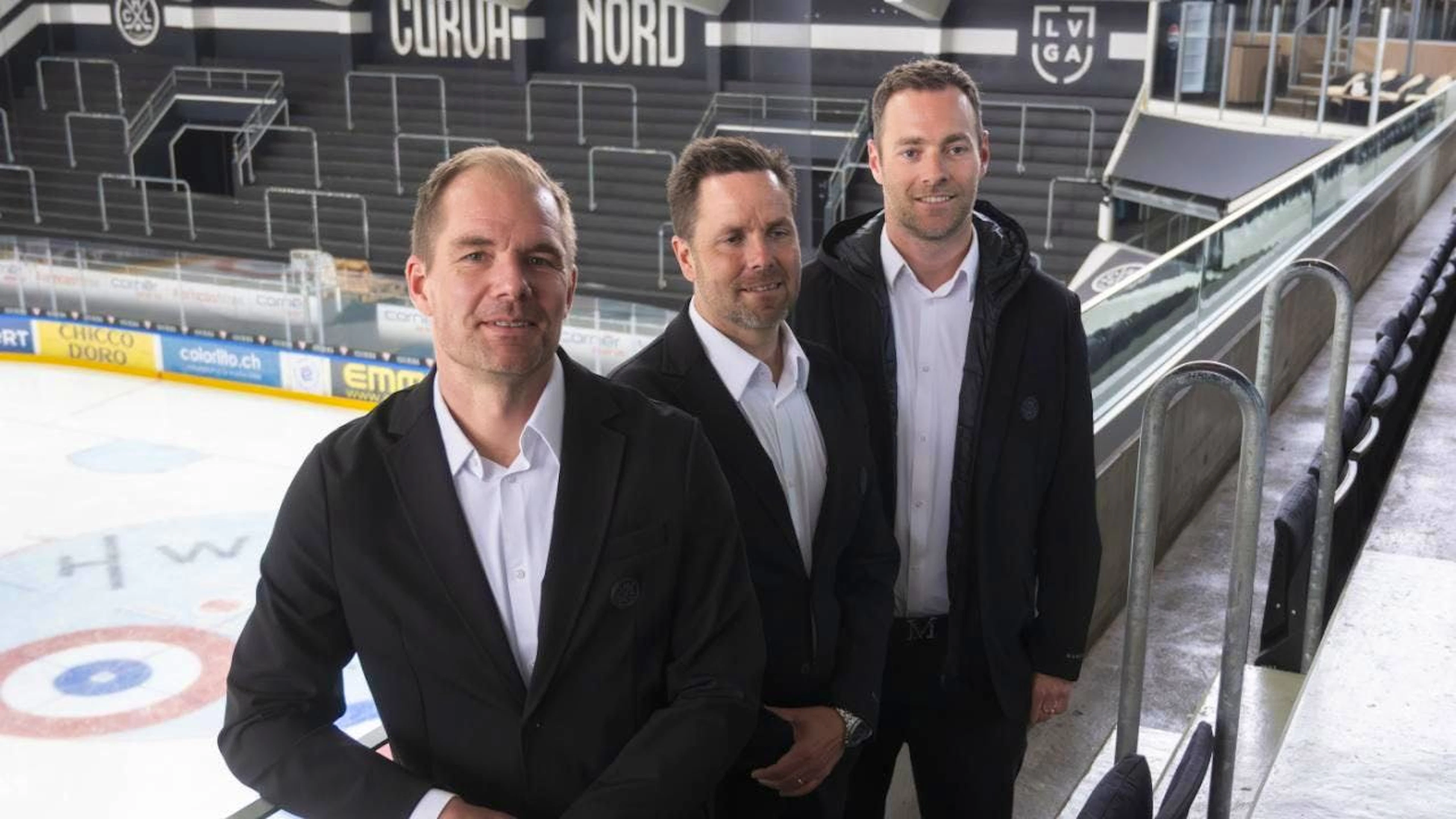 Der neue Lugano-Coach Tomas Mitell, sein Assistent Stefan Hedlund und GM Janick Steinmann haben einen neuen Ausländer zur Verfügung