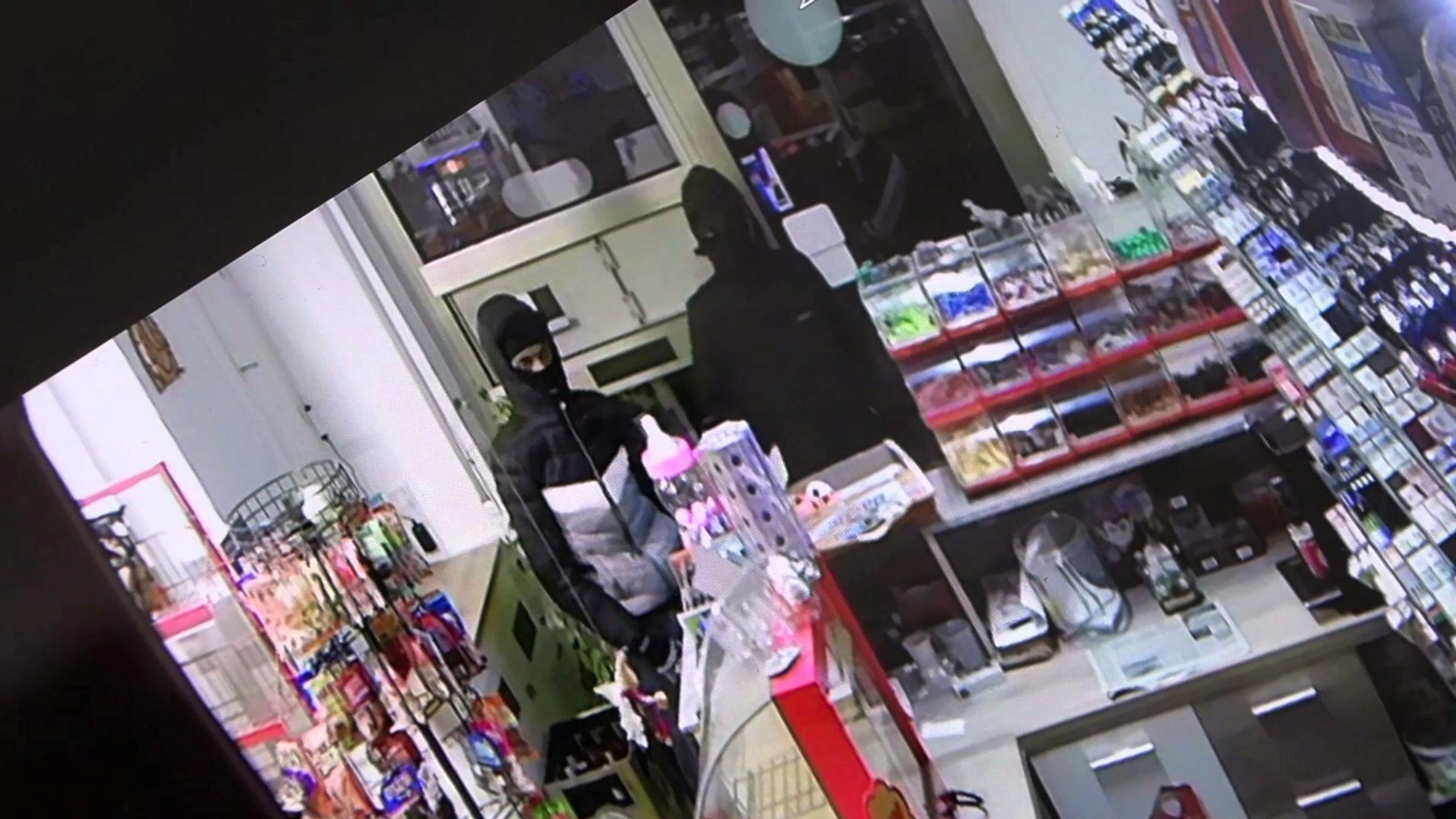 Zwei bewaffnete Räuber sahen in einem Kiosk im deutschen Wuppertal alt aus.