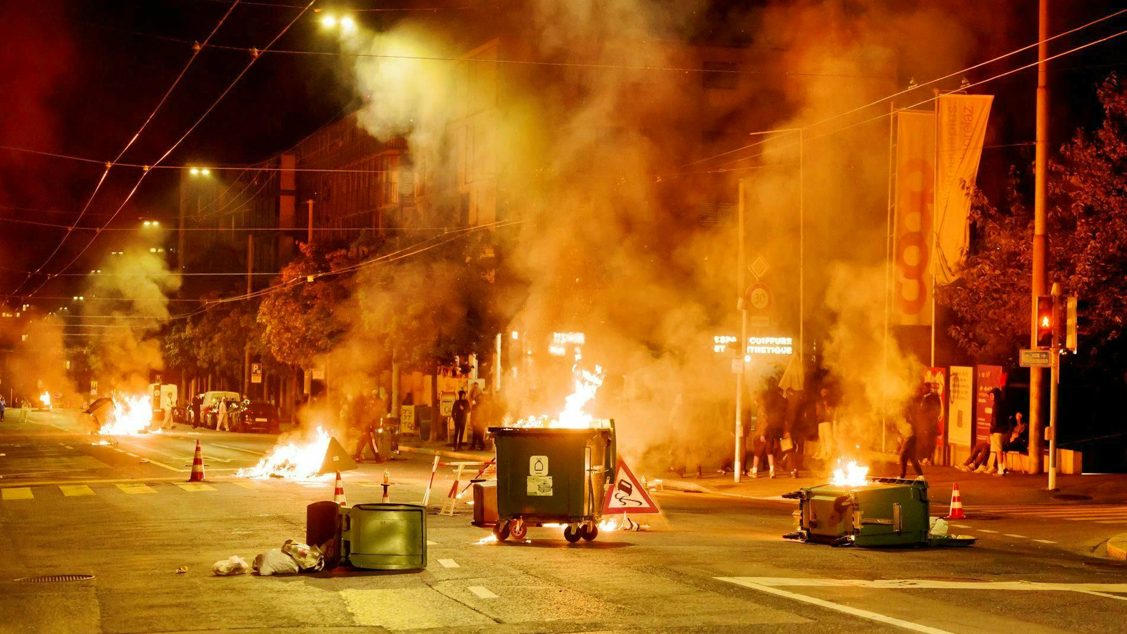 Riots in Lausanne: Containers burn on the Avenue de Morges on Monday evening.