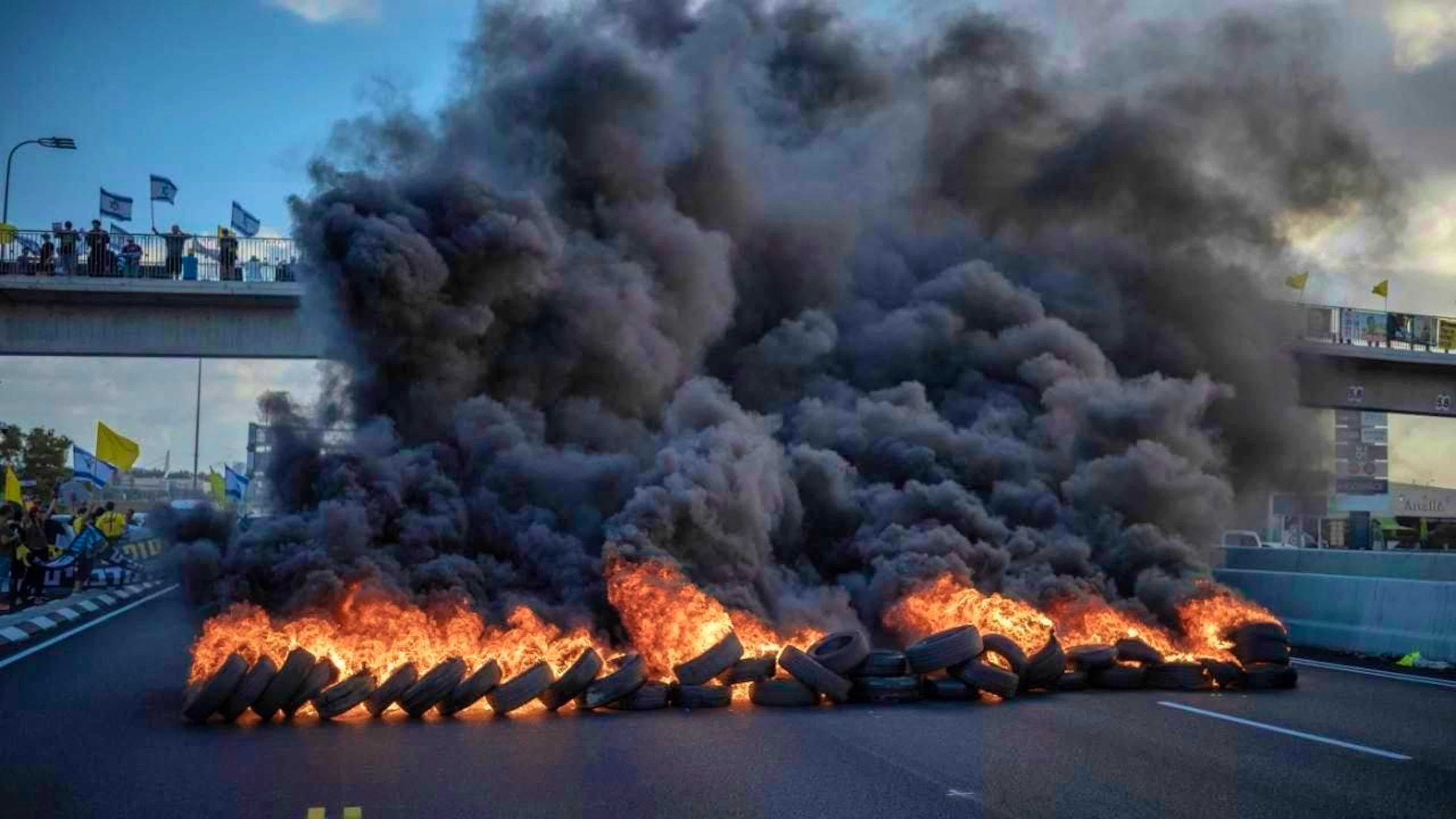 dpatopbilder - Israeli demonstrators block the main road in central Israel with burning tires and demand the immediate release of the hostages and an end to the war. Photo: Ilia Yefimovich/dpa