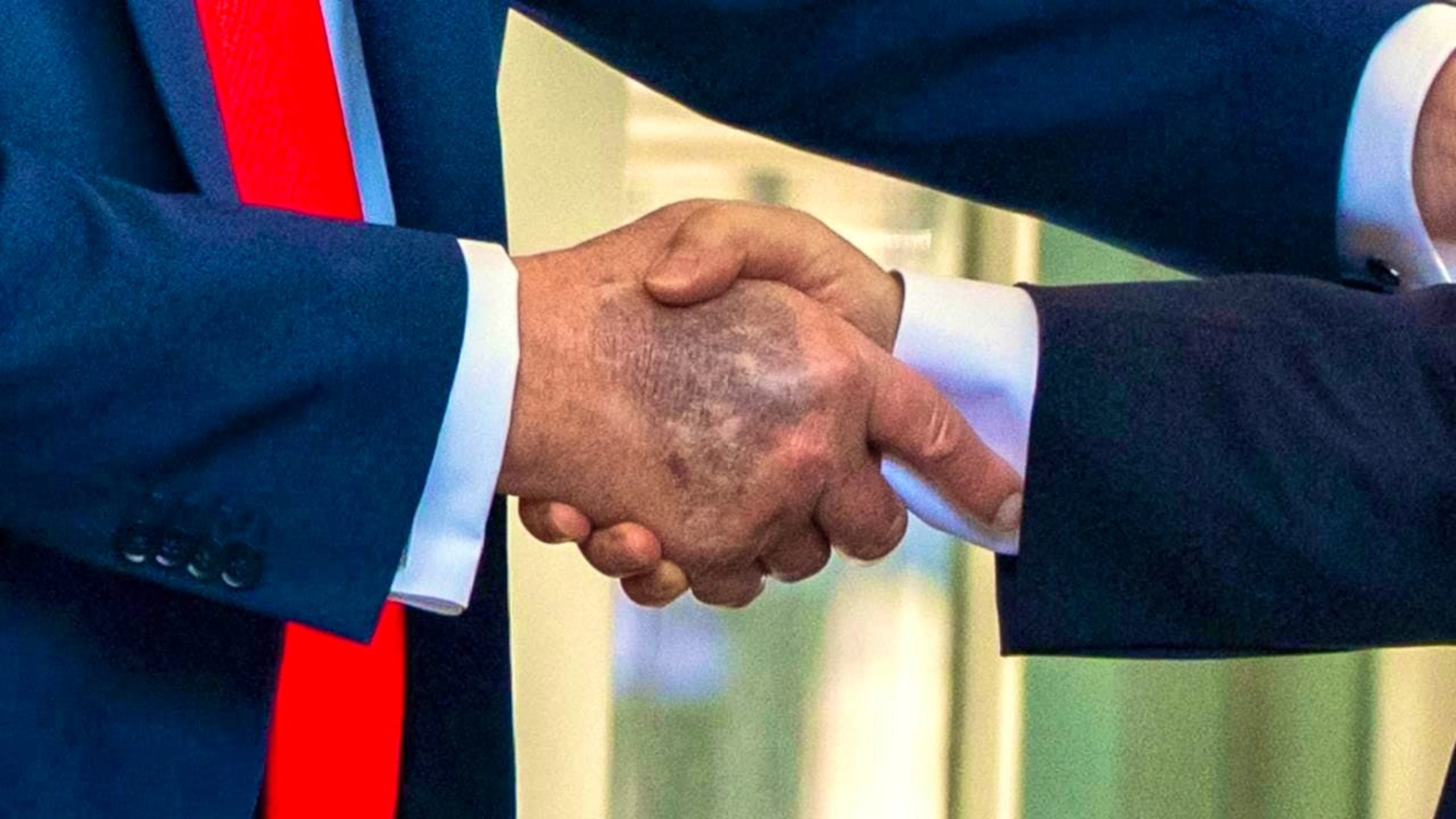 US President Donald Trump (l) shakes hands with South Korean President Lee on his arrival at the White House. Photo: Alex Brandon/AP/dpa