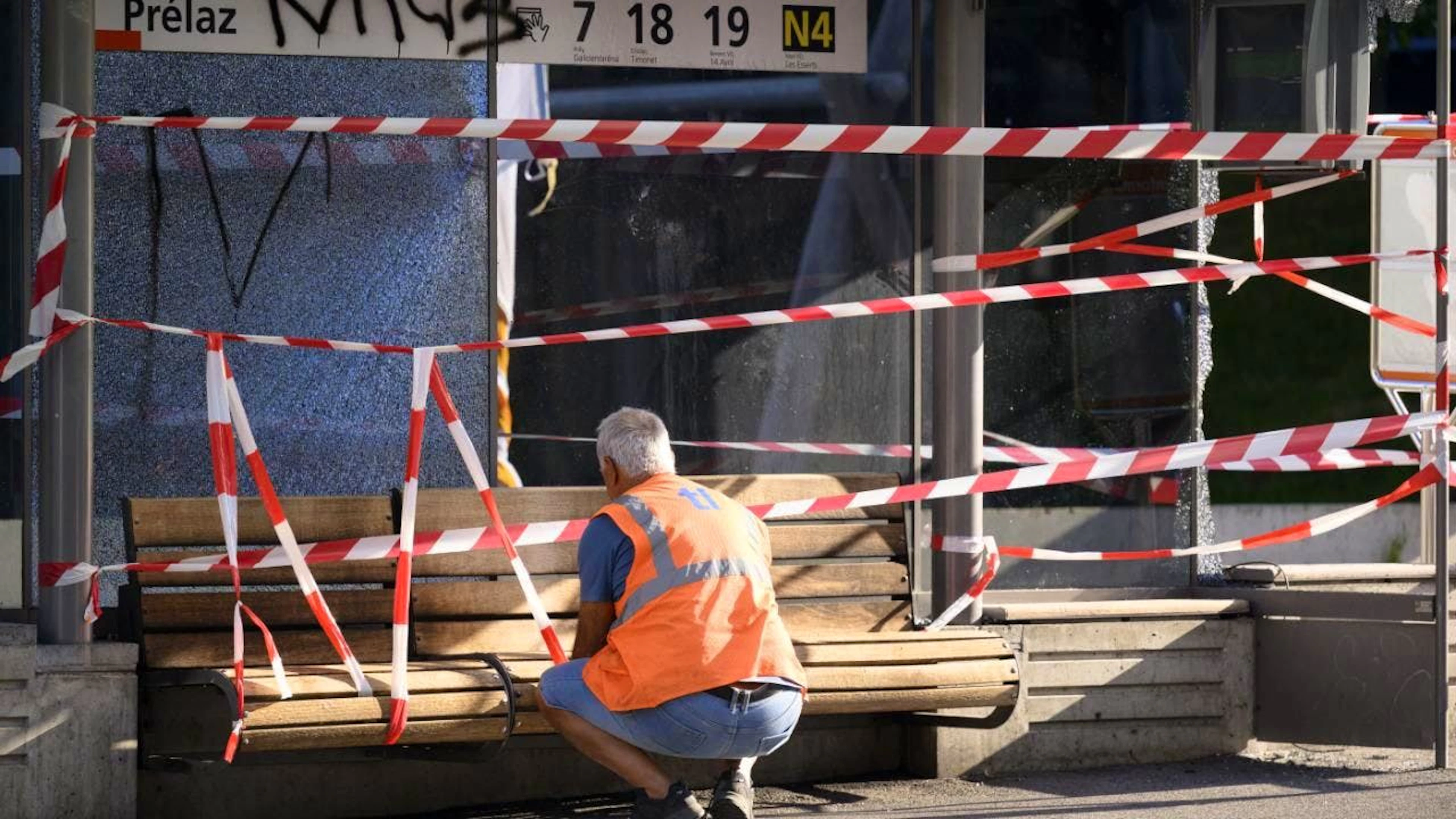 Nach den Ausschreitungen in Prélaz werden Schäden behoben.