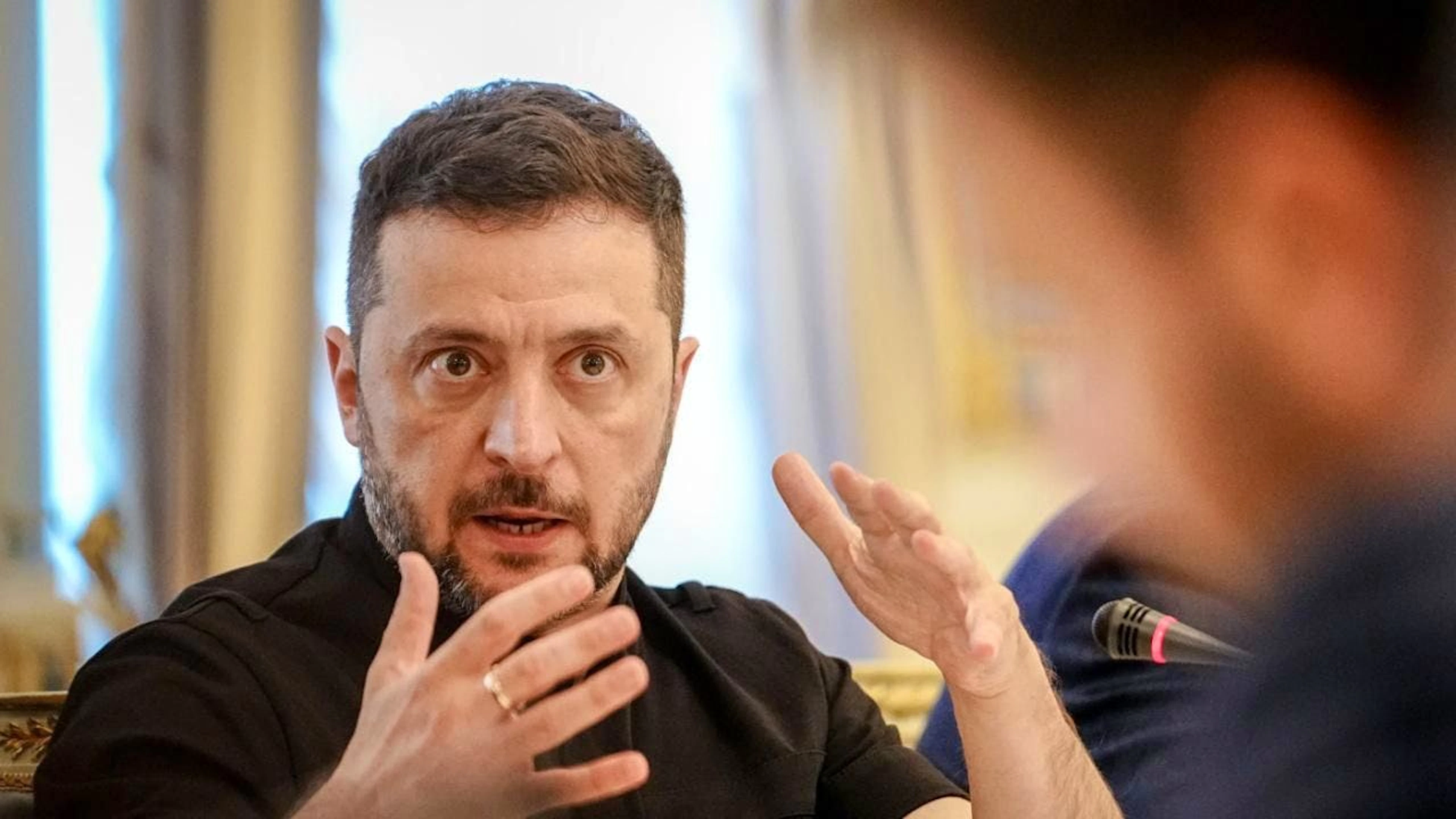 Wolodymyr Selenskyj, Präsident der Ukraine, spricht am Rande eines Treffens mit dem deutschen Finanzminister zu den Medienvertretern. Klingbeil trifft verschiedene Regierungsmitglieder bei seinem Antritts- und Solidaritätsbesuch als Vizekanzler und Finanzminister. Foto: Kay Nietfeld/dpa