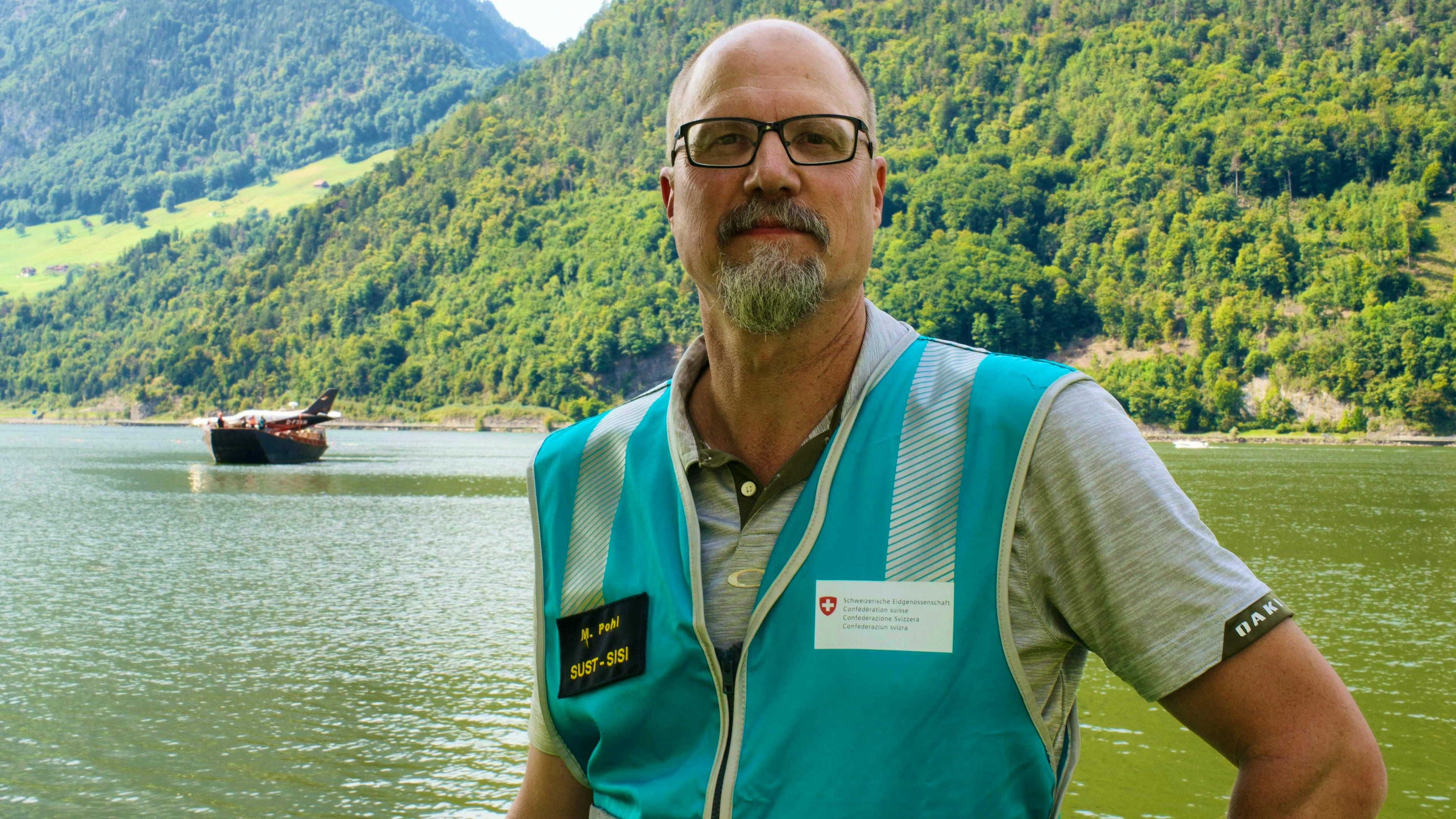 Martin Pohl, head of the investigation at Sust. Behind him the ship with the plane.