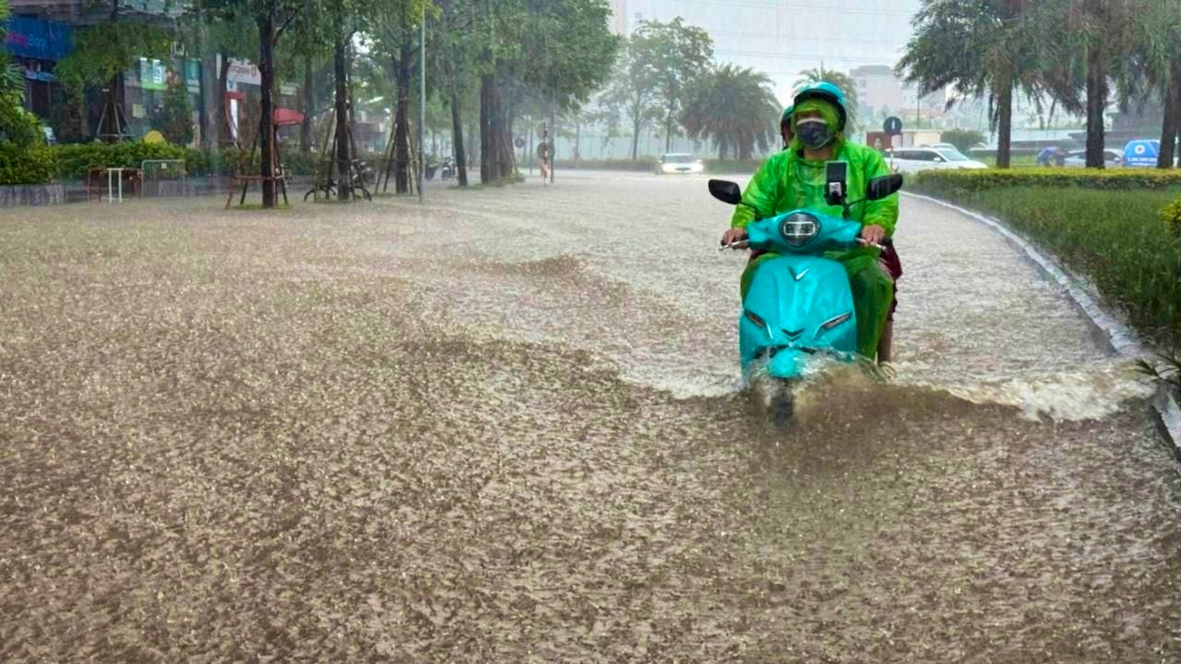 dpatopbilder - The streets of the capital Hanoi are flooded after the passage of typhoon "Kajiki" due to heavy rainfall. Photo: Hau Dinh/AP/dpa