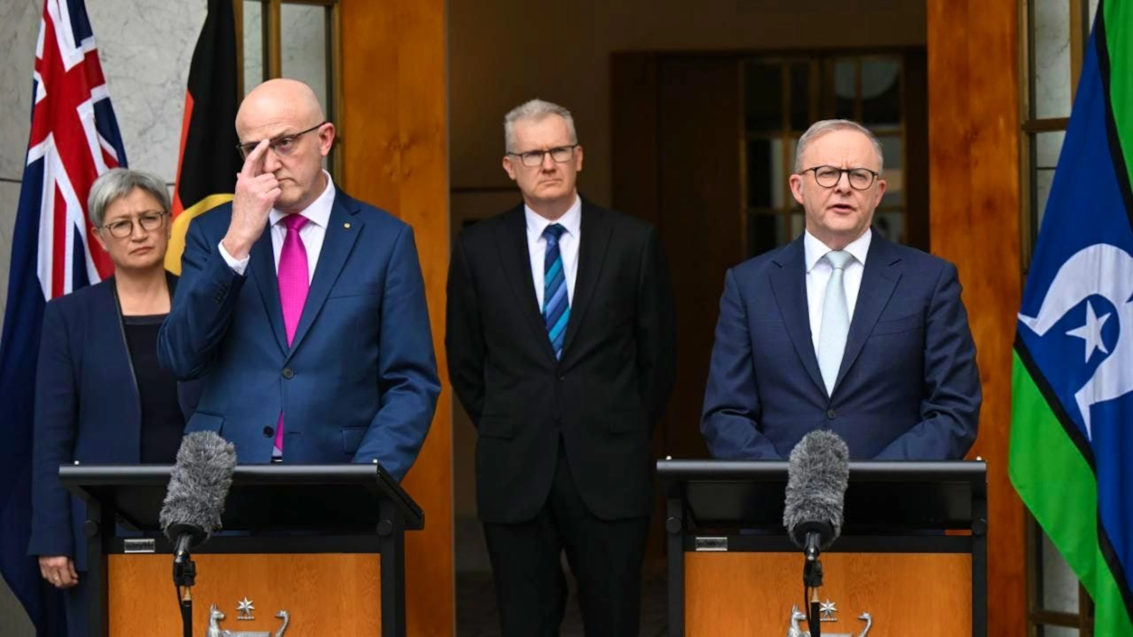 dpatopbilder - Der australische Premierminister Anthony Albanese und der Generaldirektor des Nachrichtendienstes ASIO Mike Burgess sprechen zu den Medien während einer Pressekonferenz im Parlamentsgebäude. Foto: Lukas Coch/AAP/dpa
