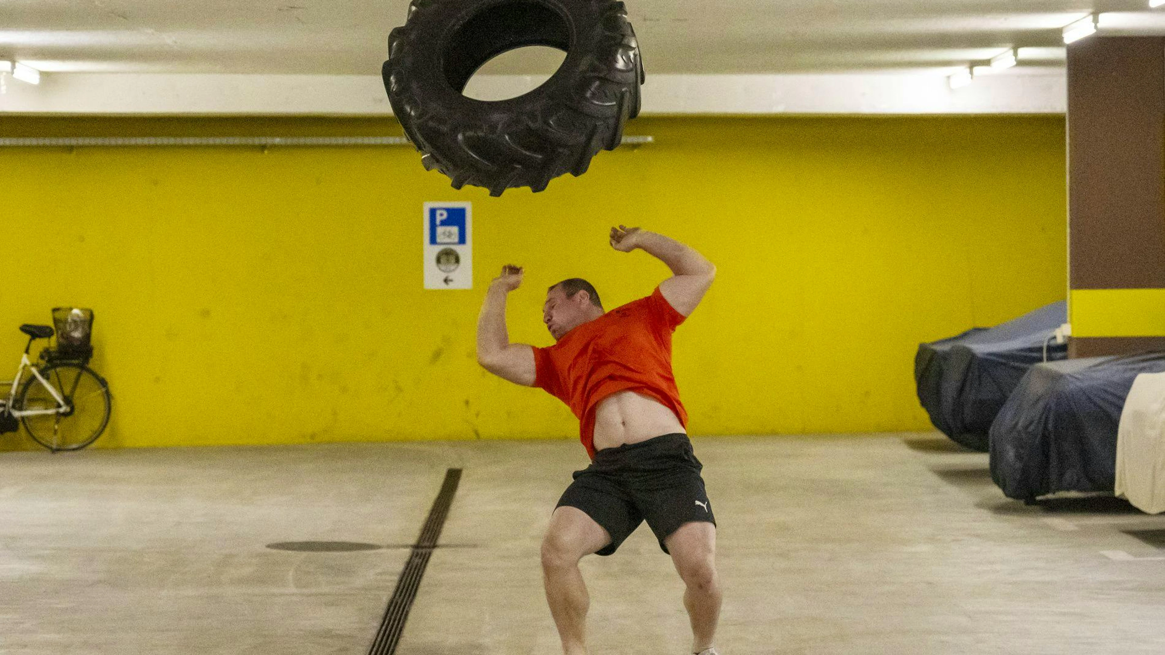 Joel Wicki während eines Krafttrainings in der Tiefgarge des Kraftkeller Sportrock in Willisau.
