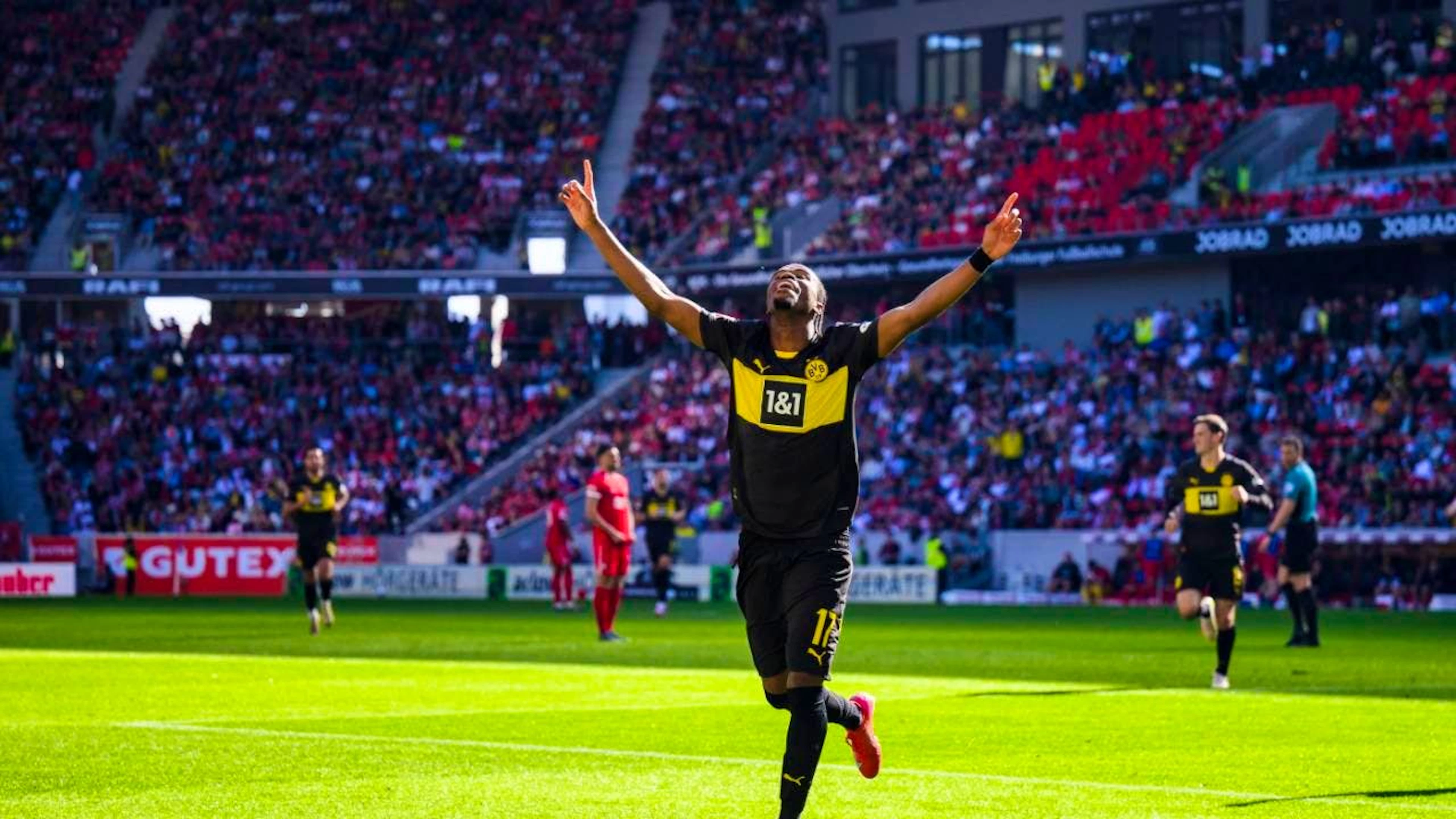 Carney Chukwuemeka spielt wieder für Dortmund