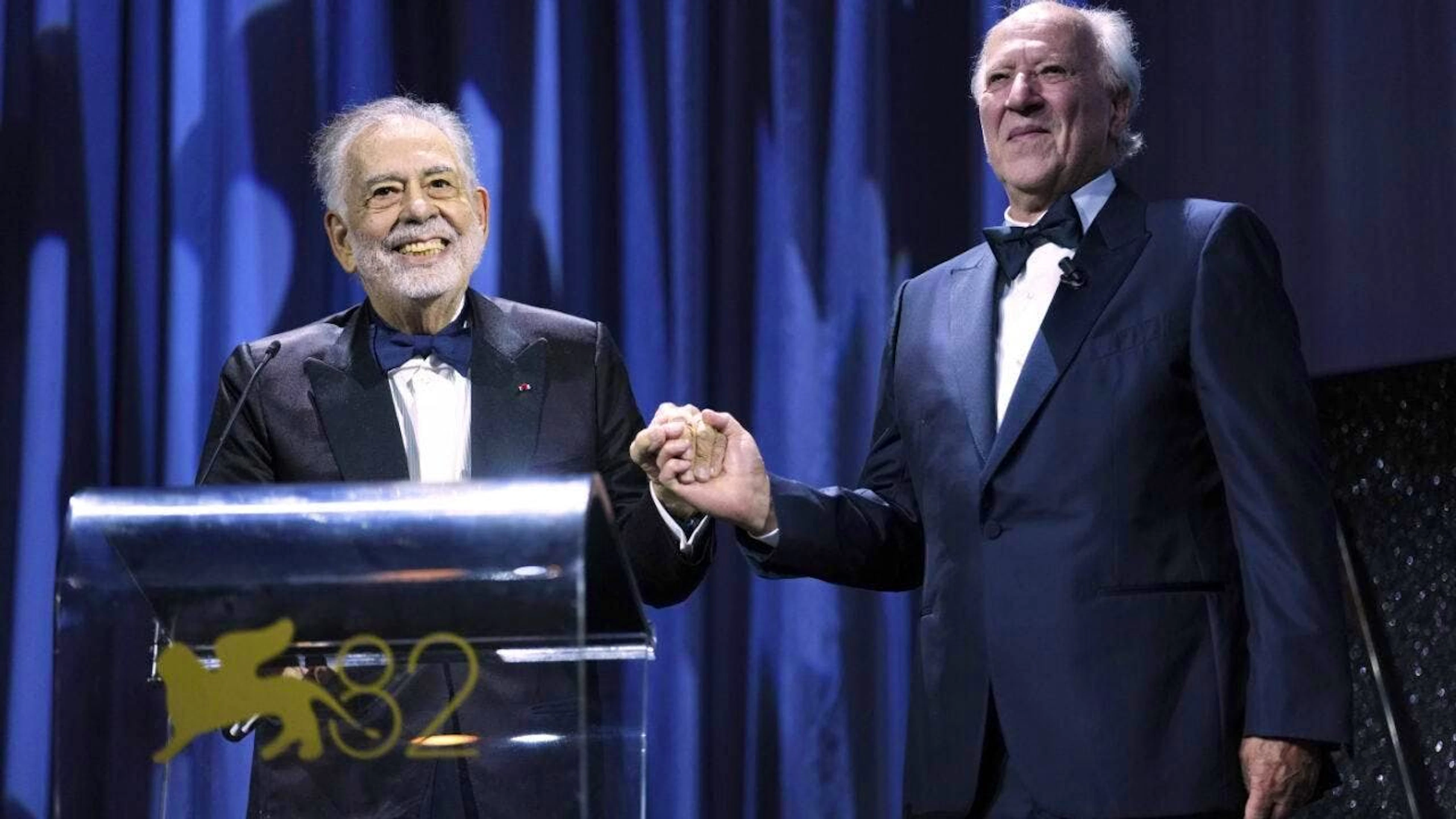 «Pronto a mangiarmi le scarpe se ce n'è un altro come lui»: così Francis Ford Coppola a proposito di Werner Herzog al Mostra del cinema di Venezia.