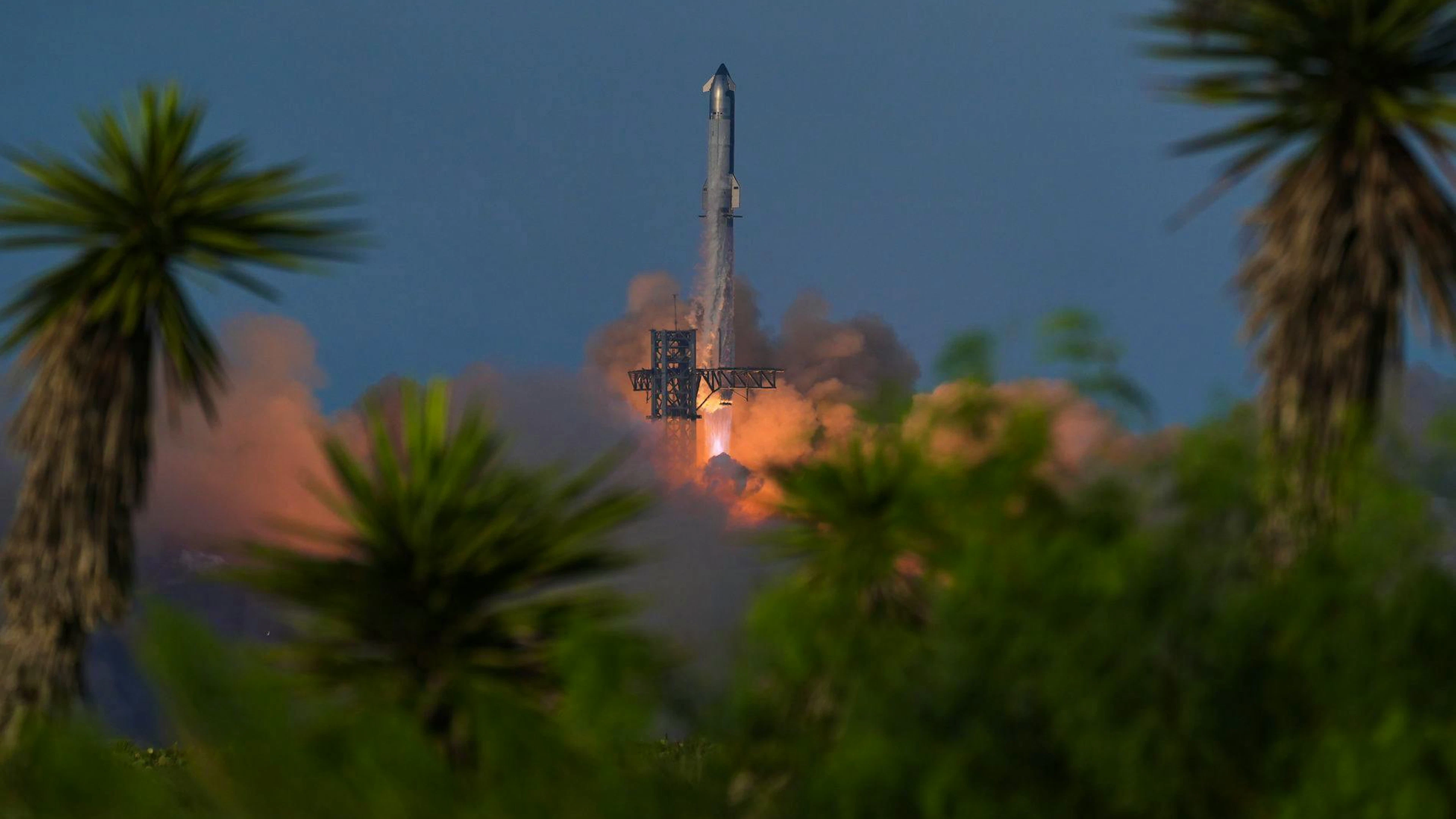 Die Riesen-Rakete Starship hebt am Dienstag in Texas zum Testflug ab.
