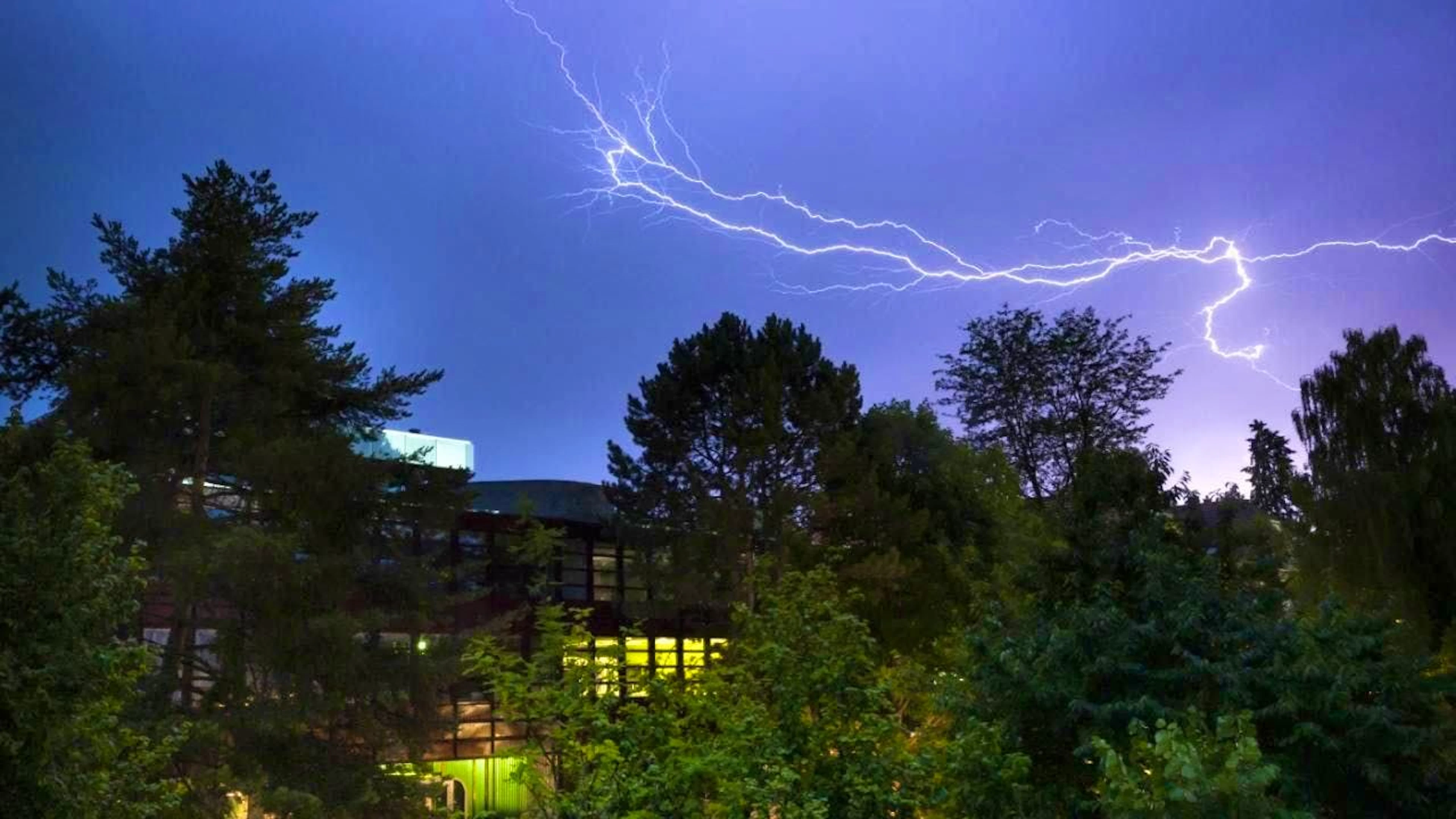 Supercell thunderstorms with extreme heavy rain, hail and often extensive damage are becoming more frequent due to climate change.