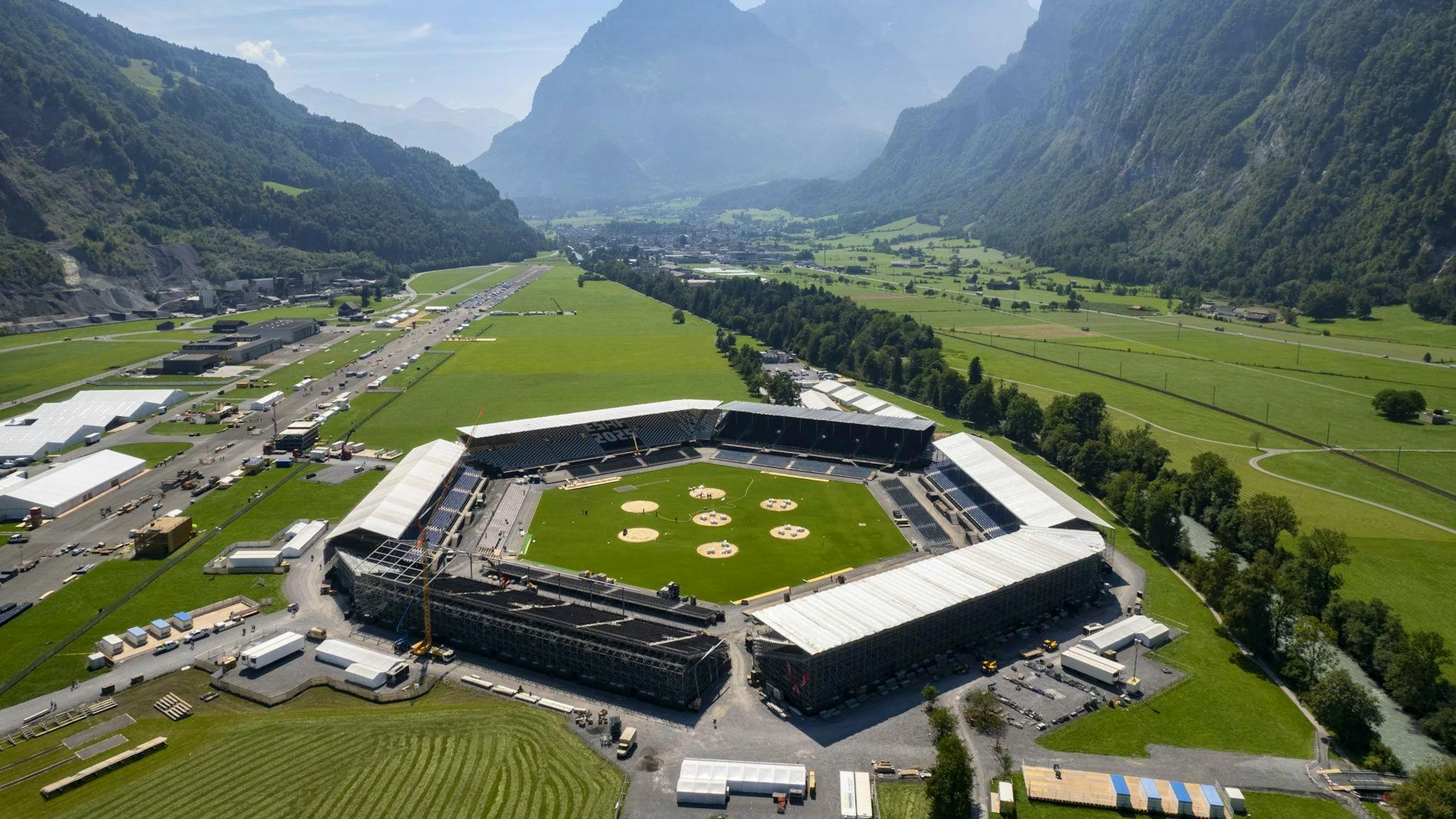 Die ESAF-Arena in Mollis, wo vom 29. – 31. August 2025 das Eidgenössische Schwing- und Älplerfest stattfindet.