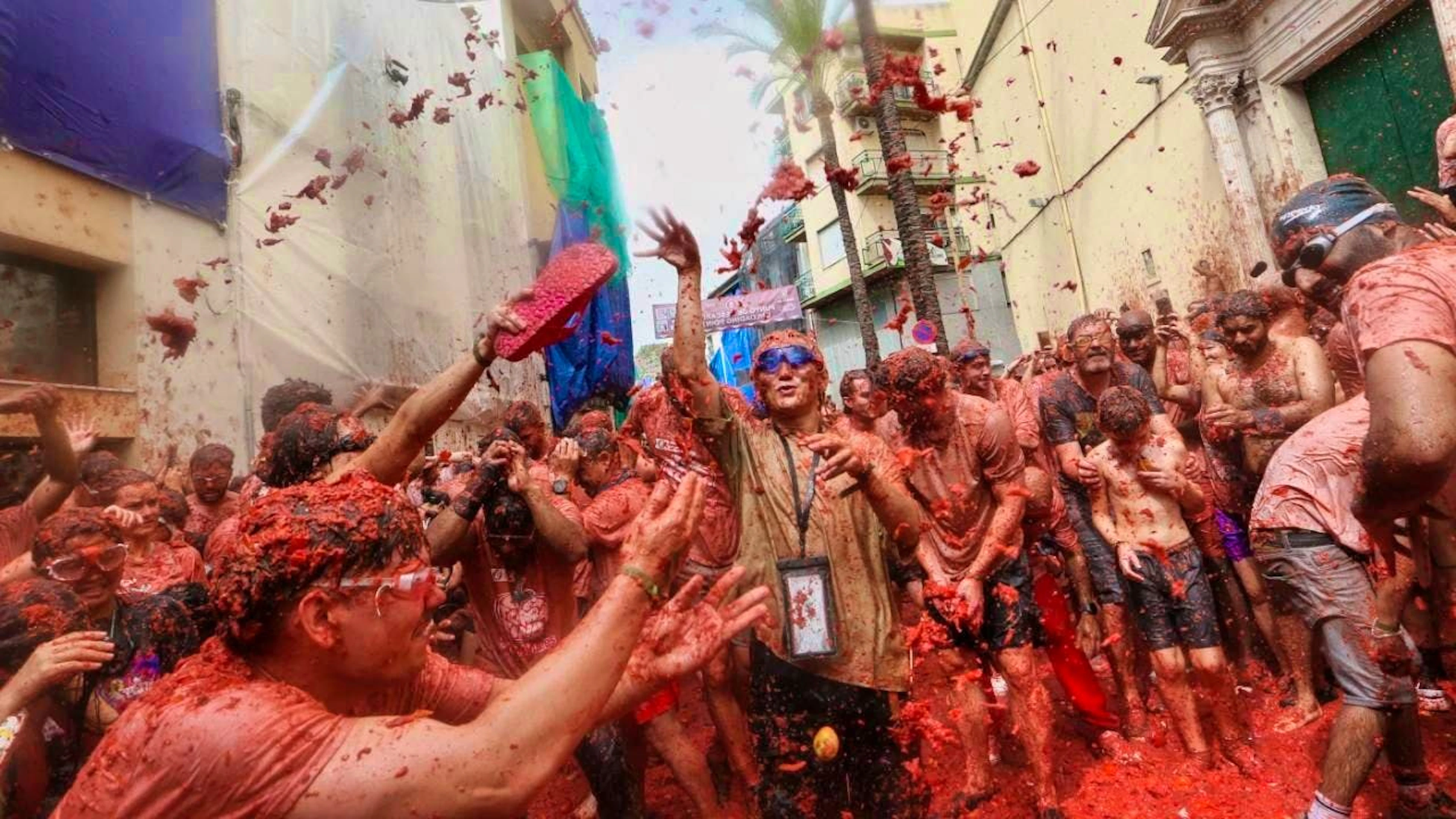 During the annual "Tomatina" tomato fight in the Valencia region, revelers throw tomatoes at each other. Photo: Alberto Saiz/AP/dpa