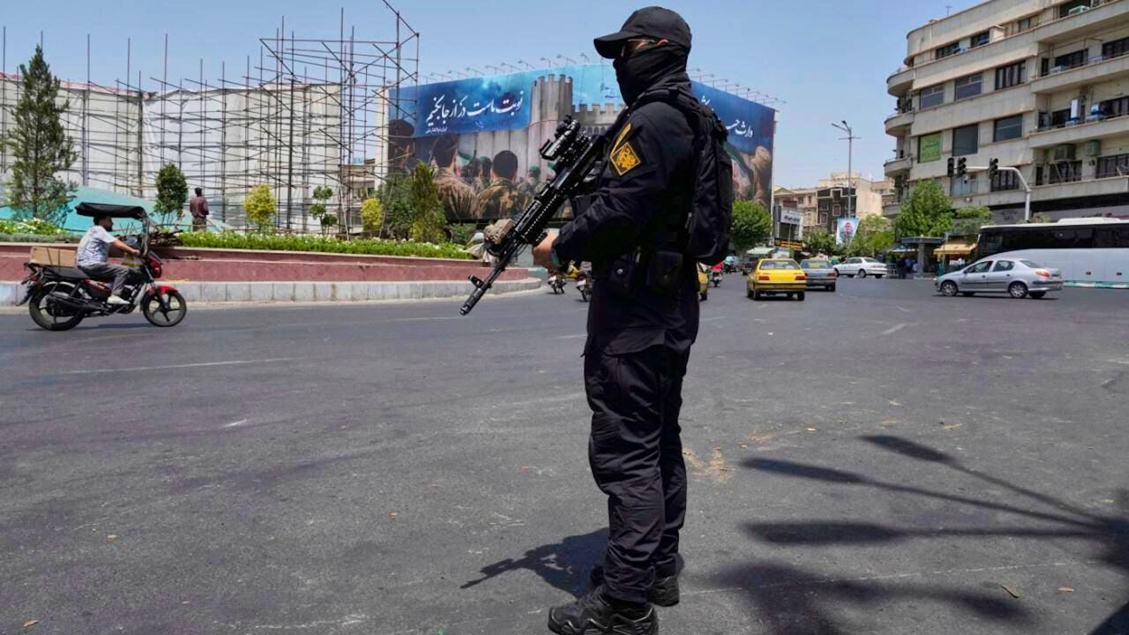 ARCHIV - Ein Mitglied der iranischen Revolutionsgarden. Foto: Vahid Salemi/AP/dpa