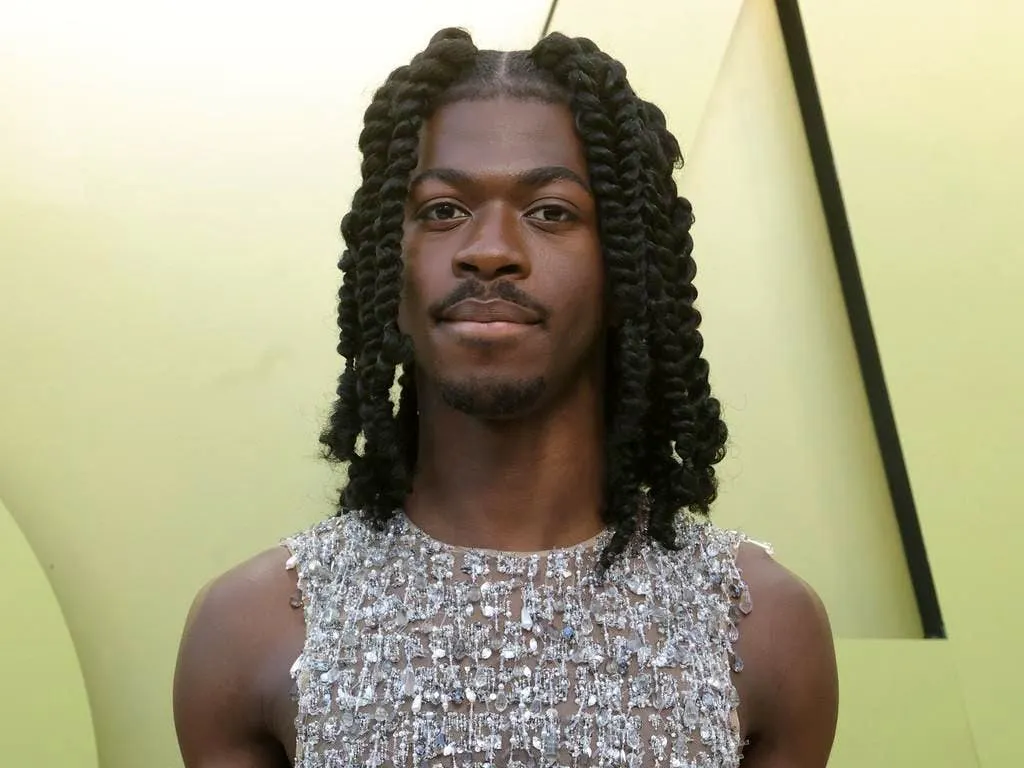 Trovato giovedì scorso all'alba praticamente nudo: il rapper Lil Nas X ...