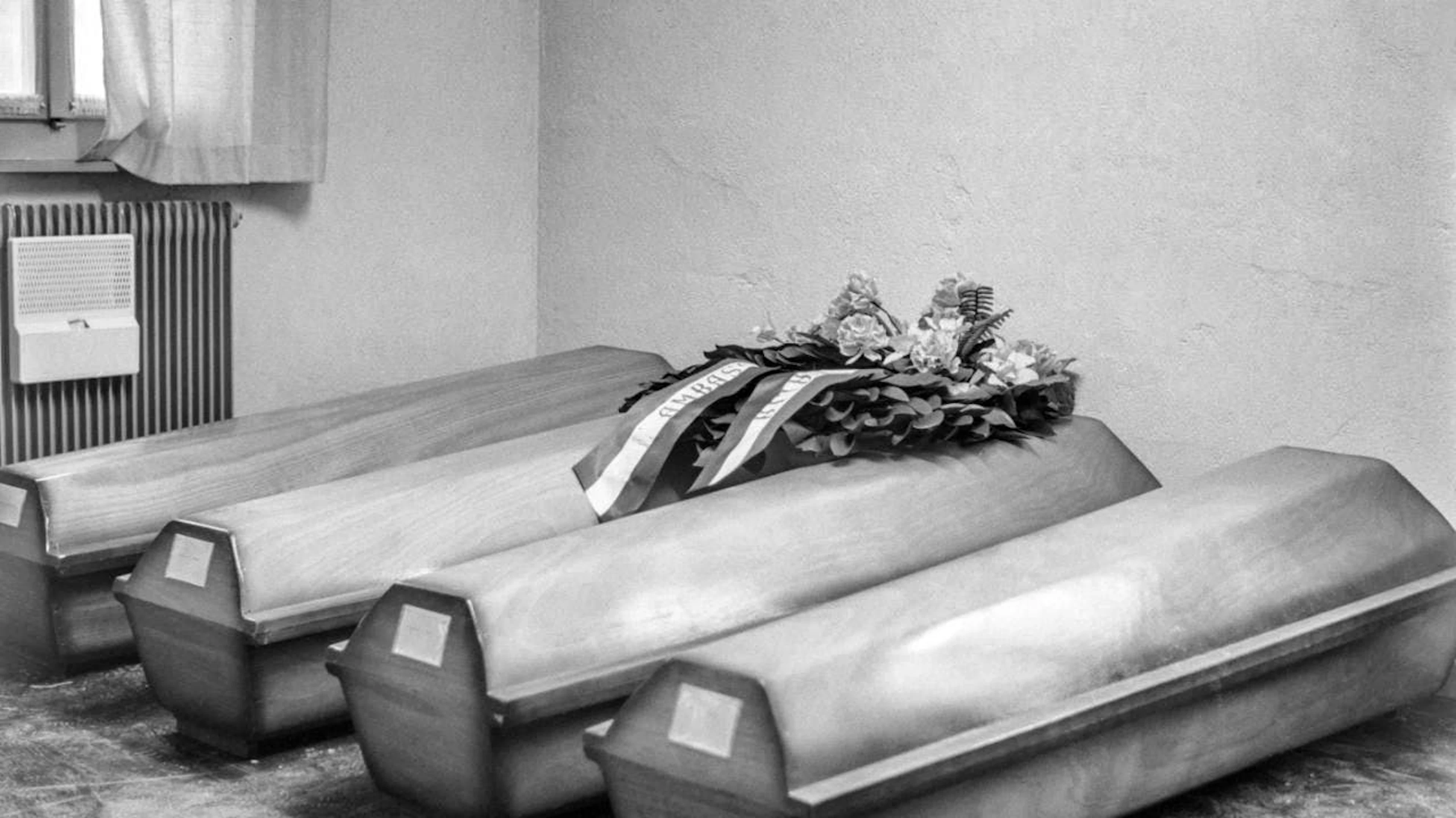 Coffins with victims of the Mattmark disaster in September 1965 in Valais. (archive picture)