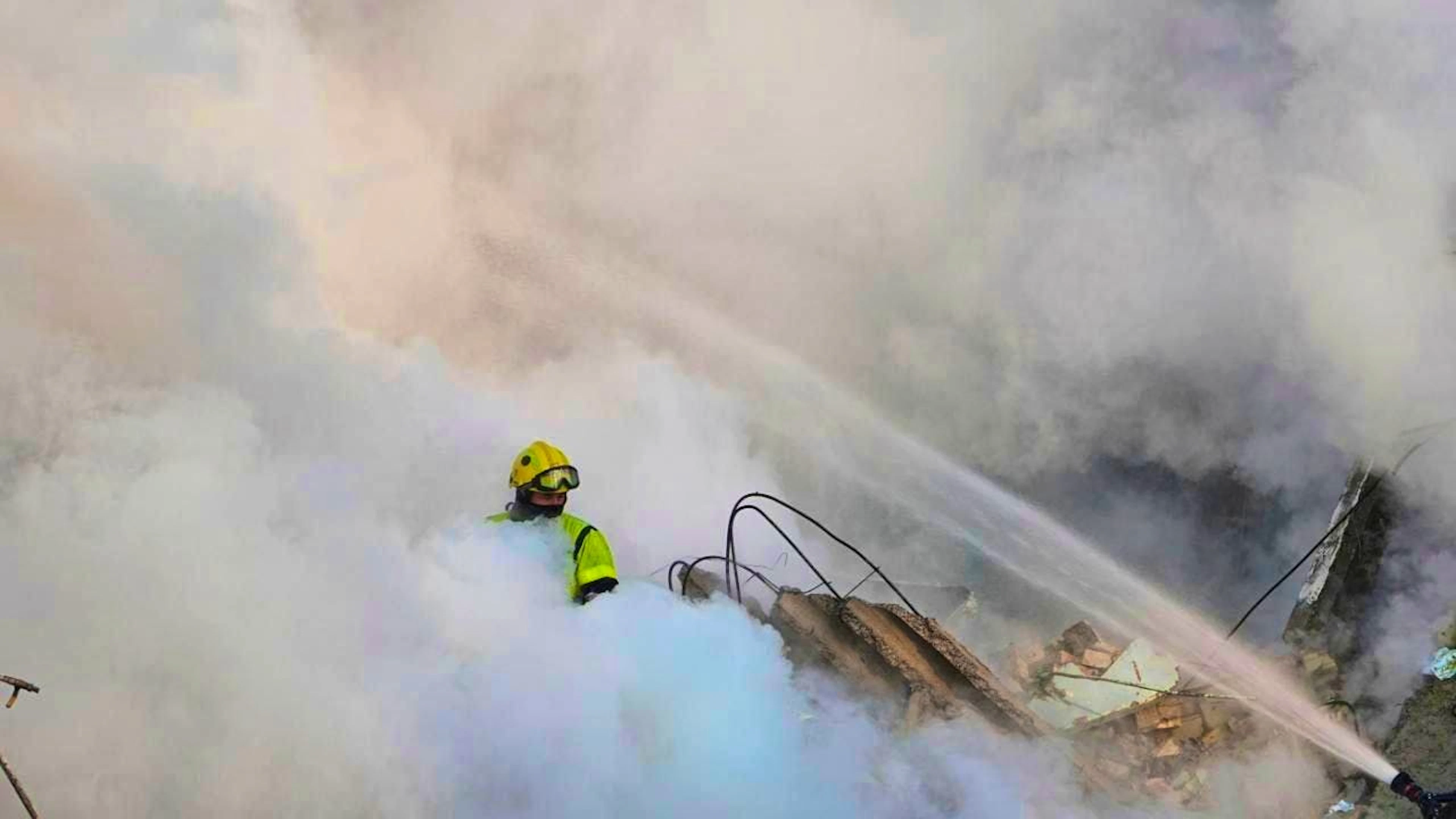 dpatopbilder - Firefighters extinguish a burning residential building after a Russian attack. Photo: Efrem Lukatsky/AP/dpa