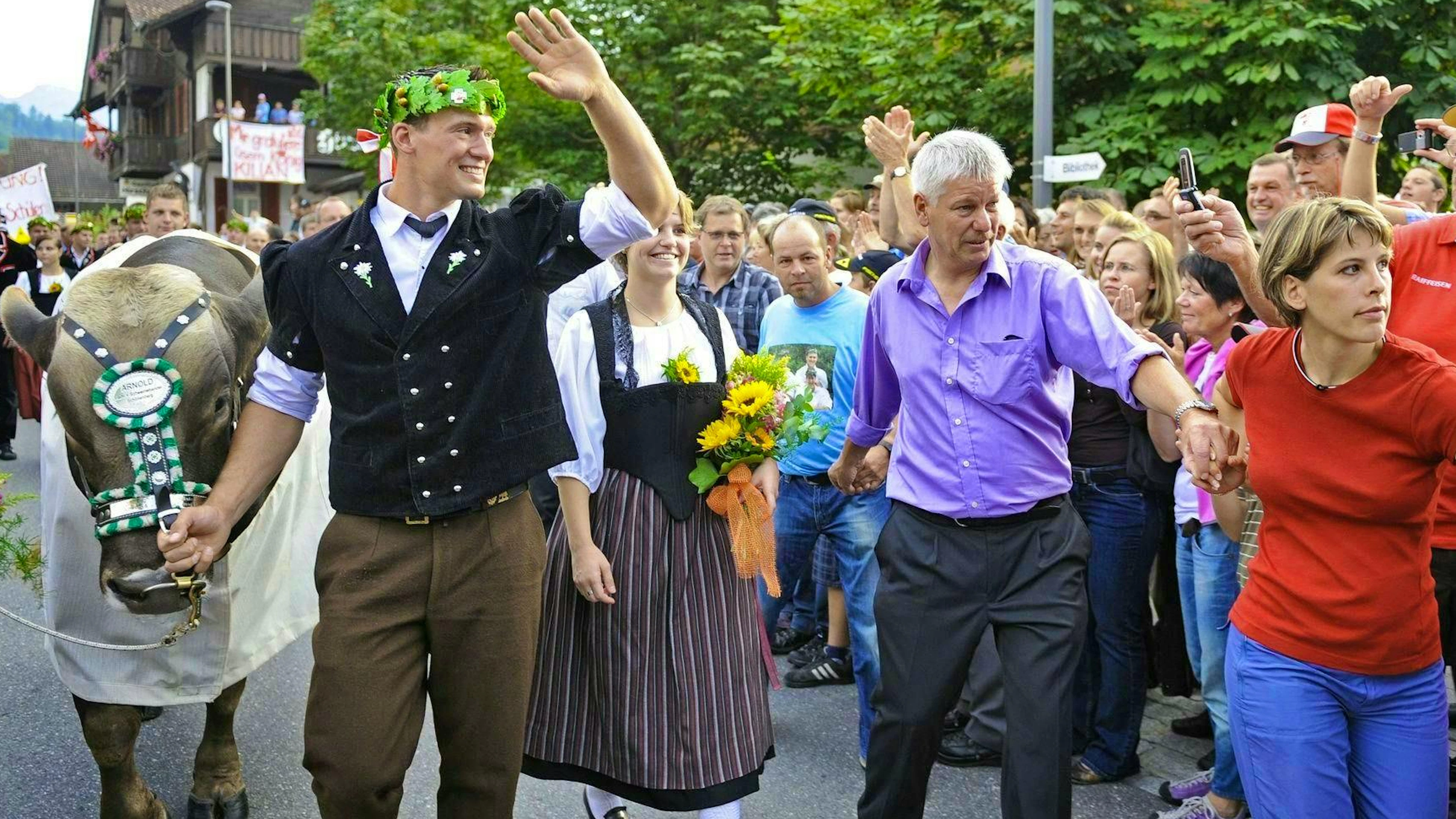 August 2010: The newly crowned wrestling king Kilian Wenger is welcomed in Diemtigen.