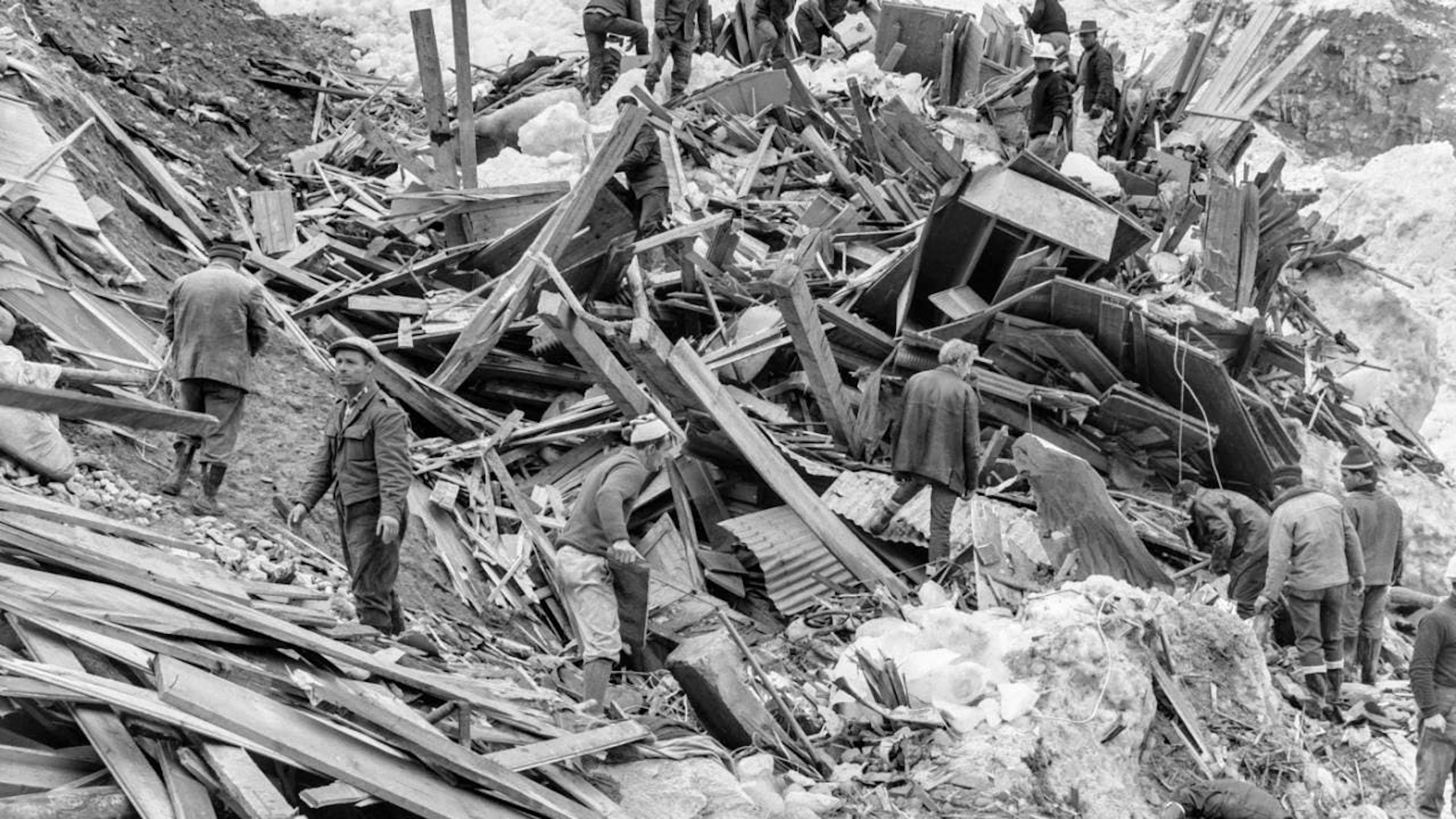 Rescue work the day after the Mattmark glacier collapse on August 31, 1965 (archive image)