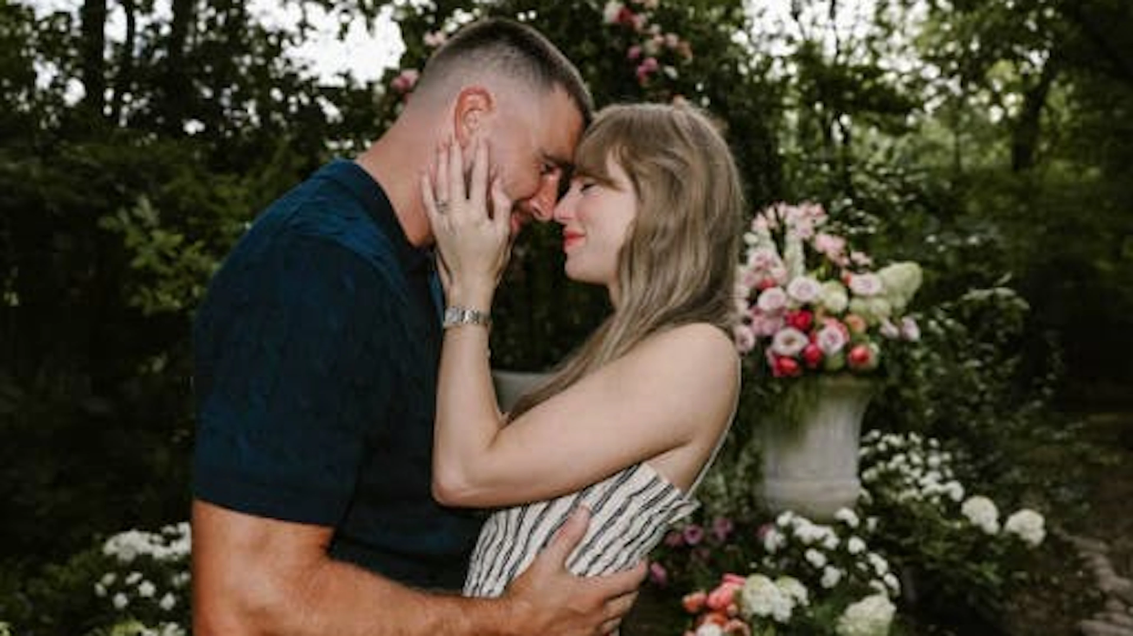 Taylor Swift und Travis Kelce haben sich verlobt und den Schritt mit romantischen Bildern auf Instagram gefeiert.