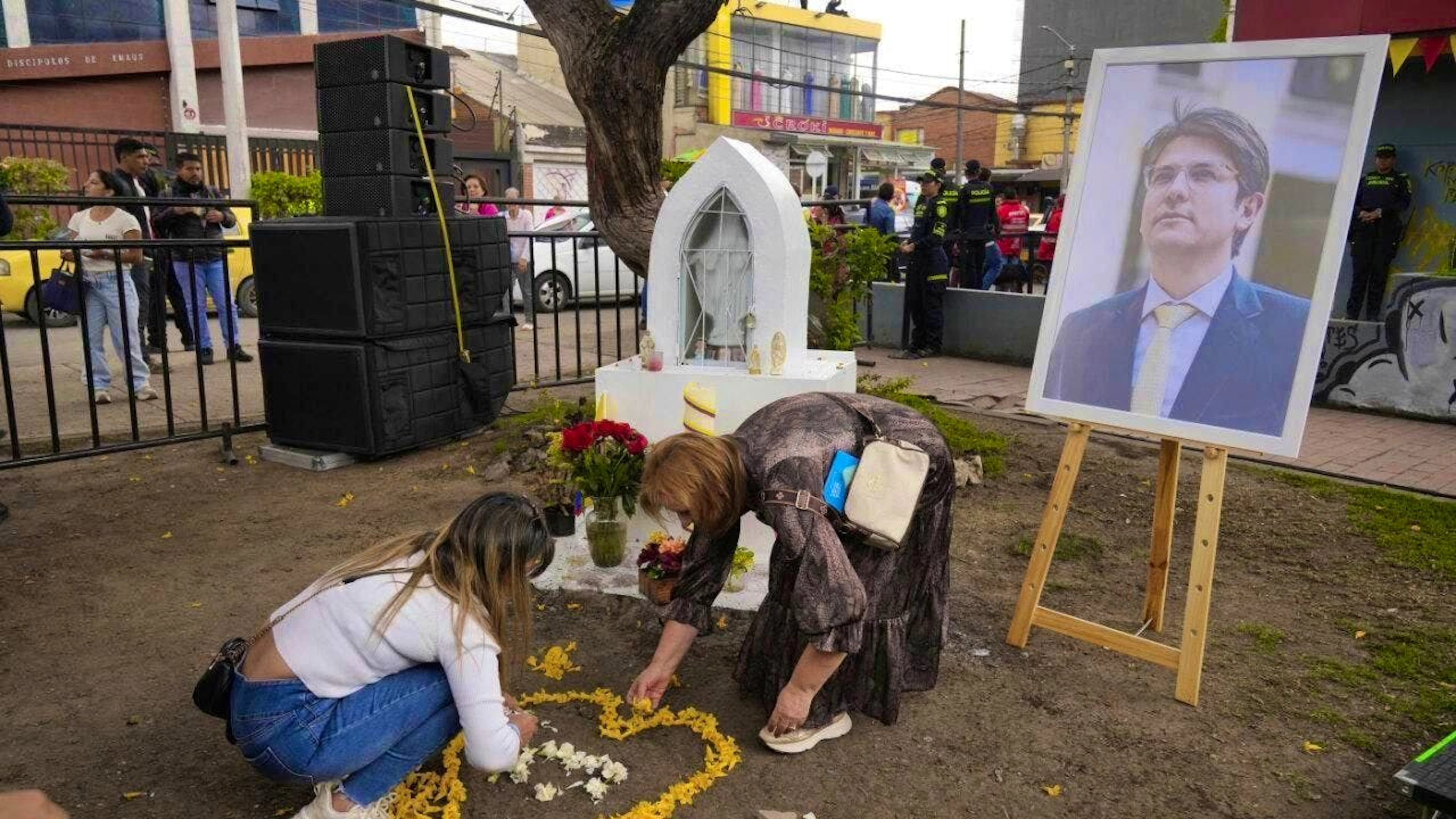 People lay flowers at a memorial to Colombian presidential candidate Miguel Uribe. (archive picture)