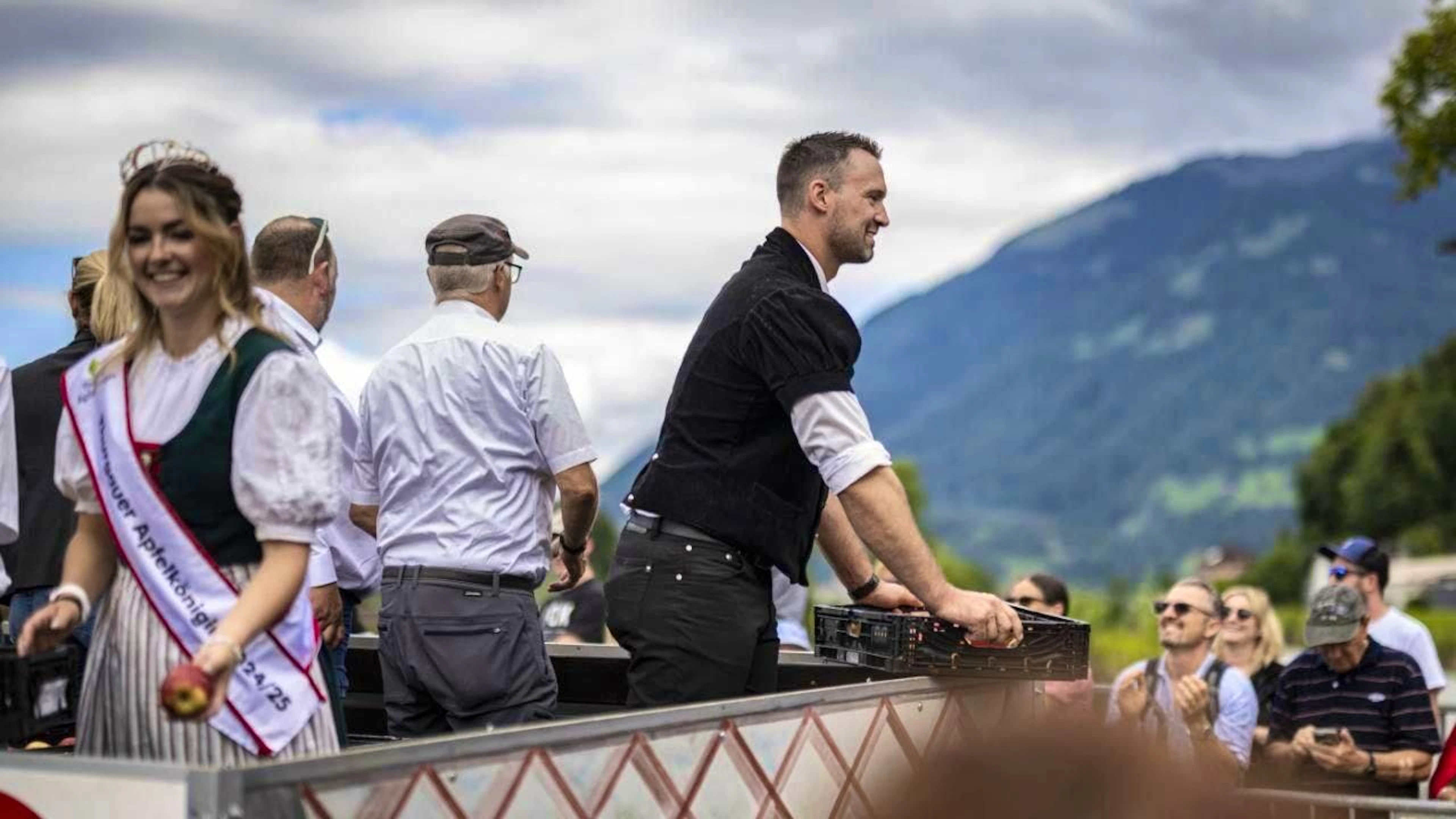 The wrestling king of 2010, Kilian Wenger, took part in the parade in Mollis with an apple box in his luggage.